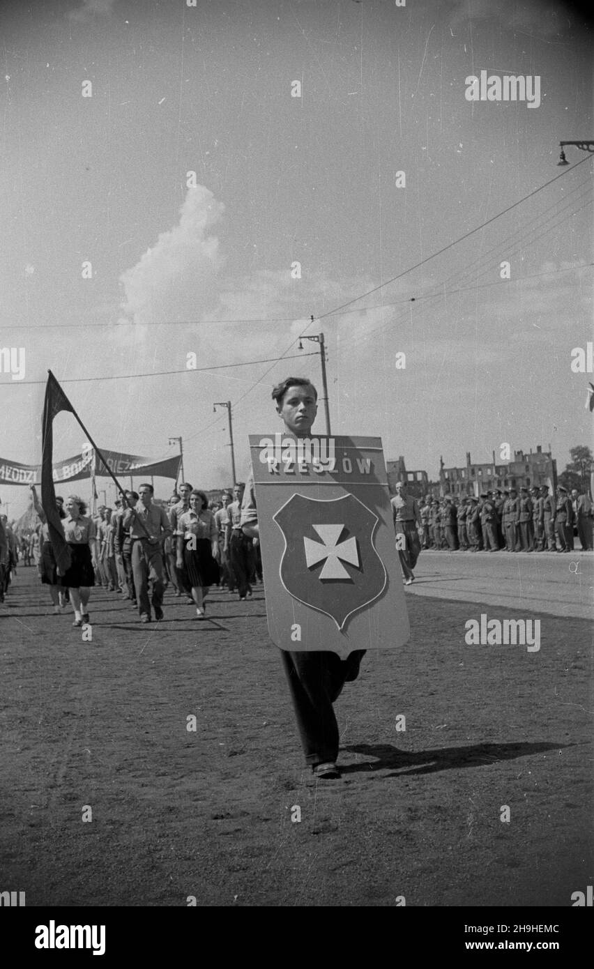 Wroc³aw, 1948-07-22. Zlot M³odzie¿y Polski Ludowej odbywa³ siê tu¿ po zjeŸdzie zjednoczeniowym organizacji m³odzie¿owych, na którym powo³ano Zwi¹zek M³odzie¿y Polskiej (ZMP). Uroczystoœci zamyka³a defilada na placu Grunwaldzkim. NZ. Kraut Rzeszowa, srebrny krzy¿ kawalerski na niebieskim polu, niesiony przed id¹c¹ w defiladzie m³odzie¿ z województwa rzeszowskiego. mw PAP/Sadowski Breslau, 22. Juli 1948. Die Jugendversammlung des polnischen Volkes folgte dem Kongress der Jugendorganisationen, auf dem die polnische Jugendunion (ZMP) gegründet wurde. Die Kundgebung fand im Rahmen der Gala-Parade auf dem Grunwaldzki Platz statt Stockfoto