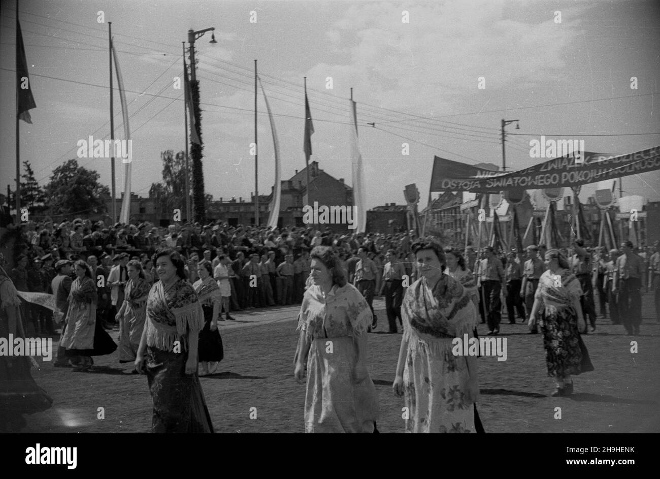 Wroc³aw, 1948-07-22. Zlot M³odzie¿y Polski Ludowej odbywa³ siê tu¿ po zjeŸdzie zjednoczeniowym organizacji m³odzie¿owych, na którym powo³ano Zwi¹zek M³odzie¿y Polskiej (ZMP). Uroczystoœci zamyka³a defilada na placu Grunwaldzkim. NZ. Przed trybun¹ (po lewej) defiluje grupa kobiet w strojach ludowych. Has³o na transparencie: Niech ¿yje Zwi¹zek Radziecki, ostoja œwiatowego pokoju i wolnoœci. mw PAP/Sadowski Breslau, 22. Juli 1948. Die Jugendversammlung des polnischen Volkes folgte dem Kongress der Jugendorganisationen, auf dem die polnische Jugendunion (ZMP) gegründet wurde. Die Kundgebung endete in der Gala para Stockfoto