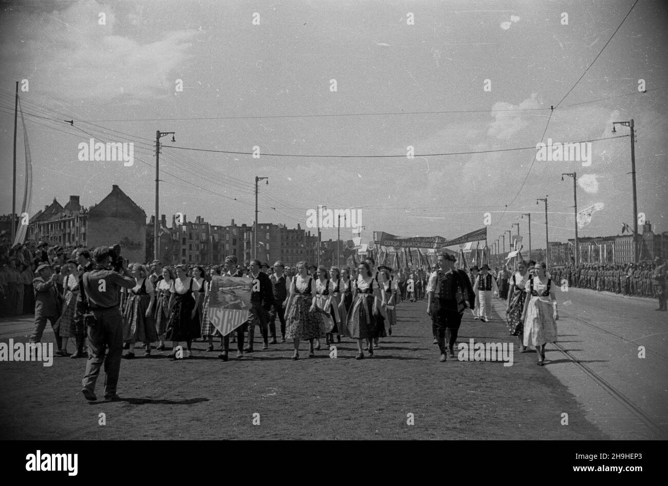Wroc³aw, 1948-07-22. Zlot M³odzie¿y Polski Ludowej odbywa³ siê tu¿ po zjeŸdzie zjednoczeniowym organizacji m³odzie¿owych, na którym powo³ano Zwi¹zek M³odzie¿y Polskiej (ZMP). Uroczystoœci zamyka³a defilada na placu Grunwaldzkim. NZ. Defiluje Œl¹sk, na przedzie grupa z Ustronia w strojach regionalnych. Has³o na transparencie: Niech ¿yje Zwi¹zek Radziecki, ostoja œwiatowego pokoju i wolnoœci. mw PAP/Sadowski Breslau, 22. Juli 1948. Die Jugendversammlung des polnischen Volkes folgte dem Kongress der Jugendorganisationen, auf dem die polnische Jugendunion (ZMP) gegründet wurde. Die Zeremonie endete in der Gala Stockfoto