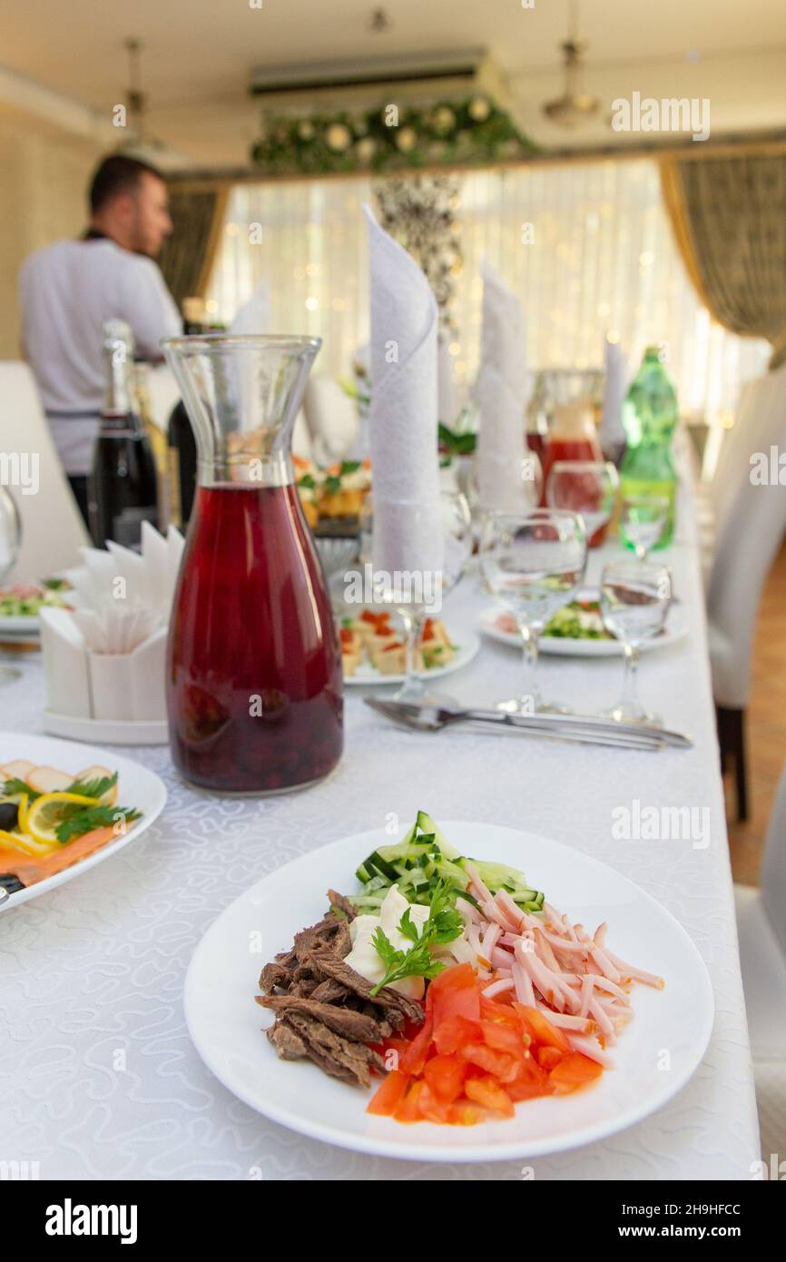 Schöne Tisch mit Gläsern und Besteck, für festliche Ereignis vorbereitet. Besonderen Anlass celebrted in Luxus Restaurant oder Cafe. Tabelle einstellen Stockfoto