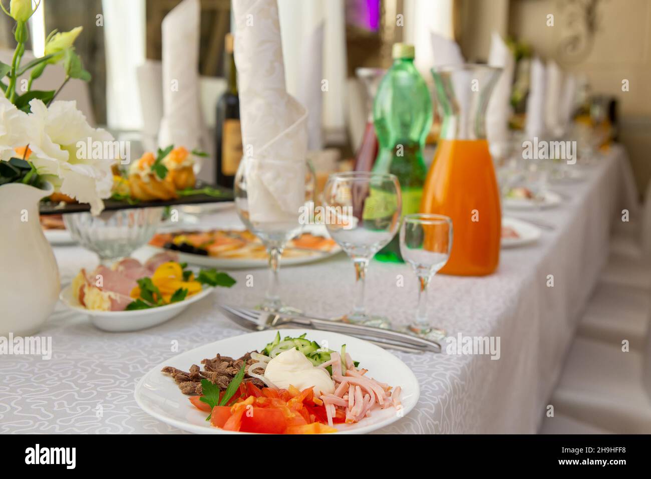 Schöne Tisch mit Gläsern und Besteck, für festliche Ereignis vorbereitet. Besonderen Anlass celebrted in Luxus Restaurant oder Cafe. Tabelle einstellen Stockfoto