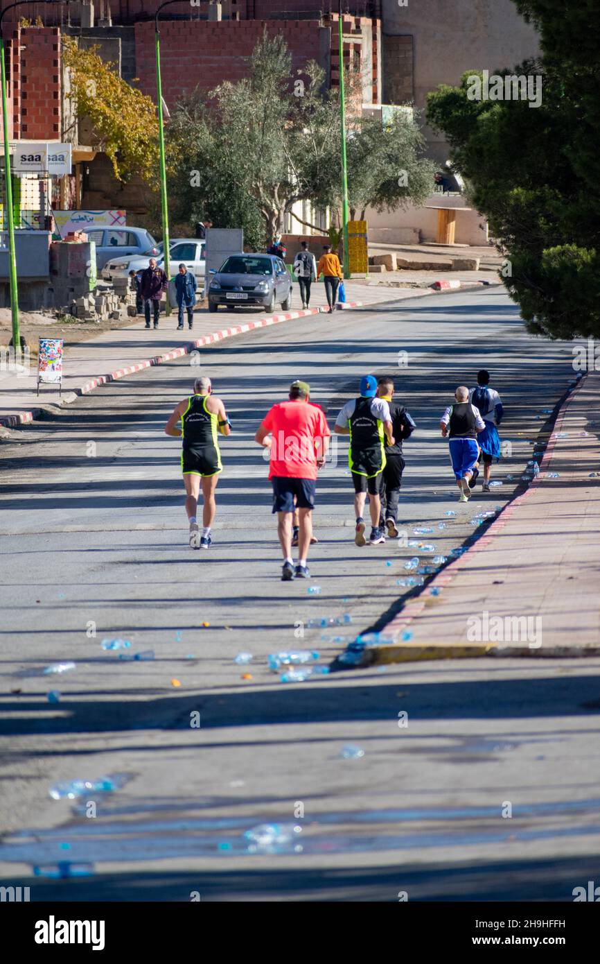 El Madher, Batna, Algerien - 12-04-2021: Läufer, die nach 22 km von Batna City nach El Madher Ci um den Sieg beim Medghacen International Marathon kämpfen Stockfoto