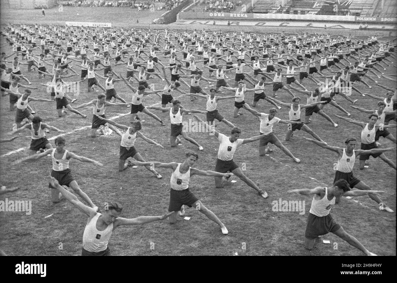 Wroc³aw, 1948-07-22. Na Stadion Olimpijskim. Karola Œwierczewskiego odby³y siê imprezy sportowe z okazji Kongresu Zjednoczeniowego M³odzie¿y Polskiej i powstania Zwi¹zku M³odzie¿y Polskiej (ZMP). Widzowie obejrzeli pokaz gimnastyczny dwóch tysiêcy uczestników obozów szkolnych Ministerstwa Oœwiaty oraz pokaz 250 osobowego zespo³u AWF. mta PAP Breslau, 22. Juli 1948. Im Karol Swierczewski-Olympiastadion fanden im Rahmen des Kongresses der Polnischen Jugendvereinigung und der Gründung der Polnischen Jugendunion (ZMP) Sportveranstaltungen statt. 2.000 Teilnehmer der Schullager des Bildungsministeriums und Stockfoto