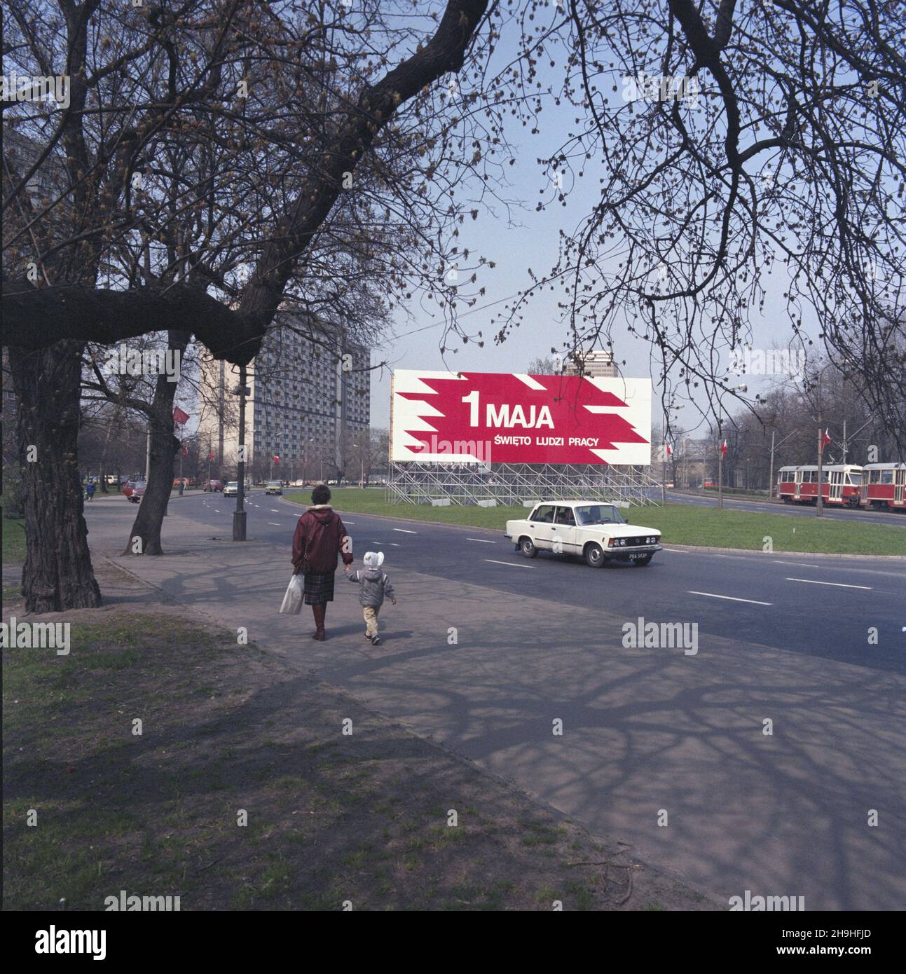 Warszawa 01.05.1987. Dekoracje z okazji Œwiêta pracy w stolicy. NZ. plakat 1 Maja na pasie zieleni ulicy Marsza³kowskiej, widok w kierunku placu Dzier¿yñskiego. ka PAP/Tadeusz ZagoŸdziñski Warschau, 1. Mai 1987. Mayday Dekorationen in Warschau. Im Bild: Ein Plakat zum Mayday auf einer Wiese in der Marszalkowska Straße, Blick auf den Dzierzynski Platz. ka PAP/Tadeusz Zagozdzinski Stockfoto