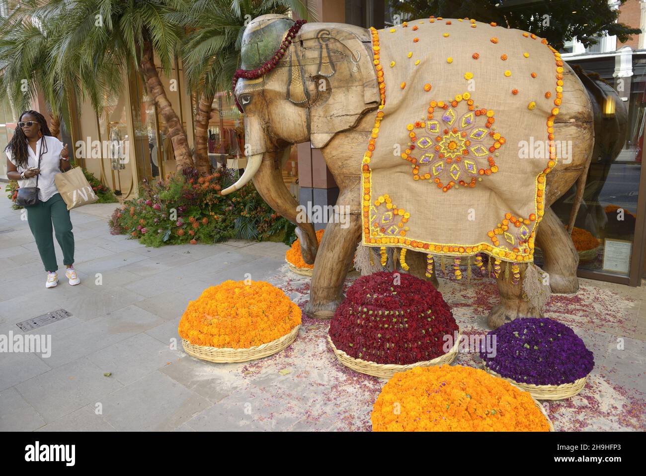 Großer hölzerner Elefant in der Sloane Street während der jährlichen Blumenkunstshow Chelsea in Bloom und Blumendusche in den Geschäften und Straßen von Chelsea Stockfoto