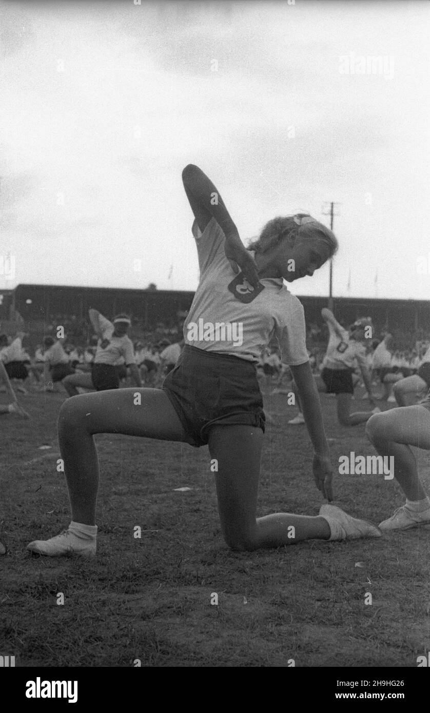 Wroc³aw, 1948-07-22. Na Stadion Olimpijskim. Karola Œwierczewskiego odby³y siê imprezy sportowe z okazji Kongresu Zjednoczeniowego M³odzie¿y Polskiej i powstania Zwi¹zku M³odzie¿y Polskiej (ZMP). Widzowie obejrzeli pokaz gimnastyczny dwóch tysiêcy uczestników obozów szkolnych Ministerstwa Oœwiaty oraz pokaz 250 osobowego zespo³u AWF. mta PAP Breslau, 22. Juli 1948. Im Karol Swierczewski-Olympiastadion fanden im Rahmen des Kongresses der Polnischen Jugendvereinigung und der Gründung der Polnischen Jugendunion (ZMP) Sportveranstaltungen statt. 2.000 Teilnehmer der Schullager des Bildungsministeriums und Stockfoto