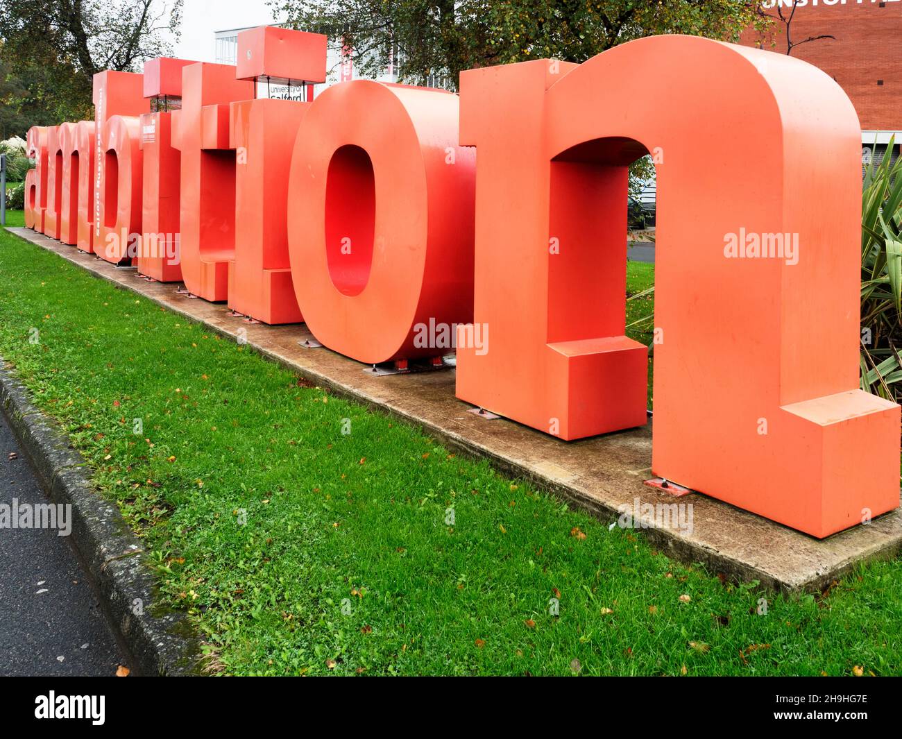 Ehrgeiz-Schild am Maxwell Building Salford Business School University of Salford City of Salford Greater Manchester England Stockfoto