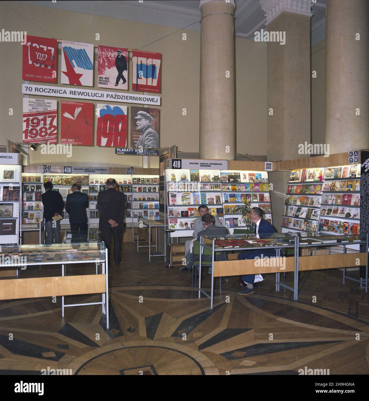Warszawa 05,1987. XXXII Miêdzynarodowe Targi Ksi¹¿KI w Pa³acu Kultury i Nauki (20,05-25.05.1987). NZ. Stoiska Krajowej Agencji Wydawniczej oraz wystawa plakatów z okazji obchodów 70 rocznicy Rewolucji PaŸdziernikowej. ka PAP/Tadeusz ZagoŸdziñski Dok³adny dzieñ wydarzenia nieustalony. Warschau, Mai 1987. Die Internationale Buchmesse 32nd im Warschauer Kultur- und Wissenschaftspalast (20.-25. Mai). Im Bild: Der Stand der National Publishing Agency und eine Plakatpräsentation zum 70th. Jahrestag der Oktoberrevolution. ka PAP/Tadeusz Zagozdzinski Veranstaltungstag unbekannt Stockfoto