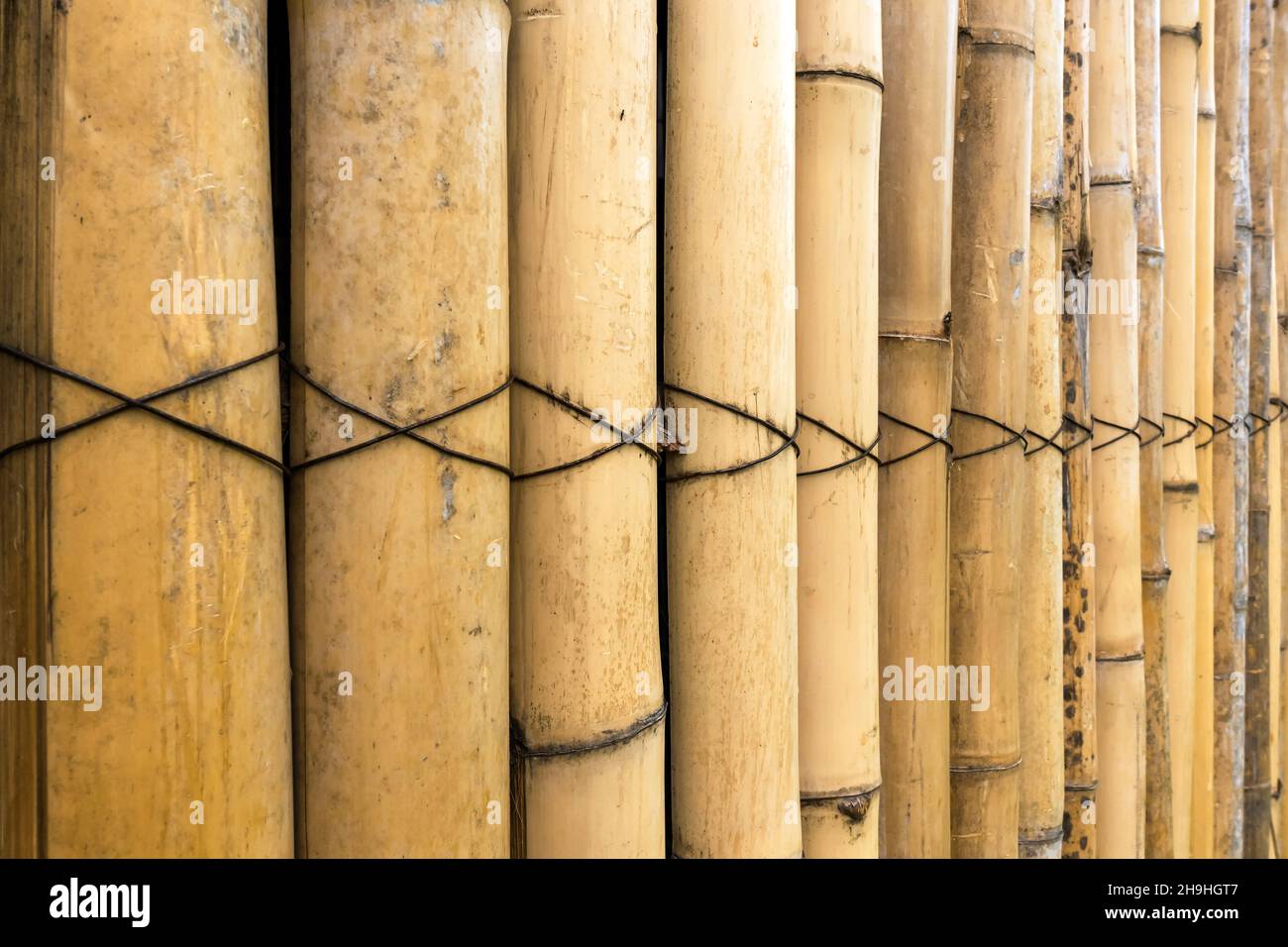 Alte braune Ton Bambus einfache Wand oder Bamboo Zaun Textur Hintergrund  für Innen-oder Außenbereich Design Vintage Ton. Hintergrund mit braunen  Bambusstäben Stockfotografie - Alamy