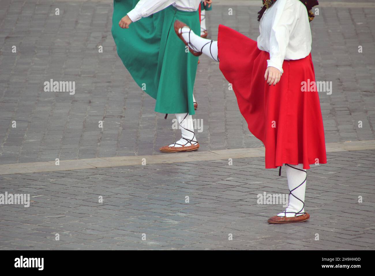 Gruppe von Mädchen tanzen Baskenland Volkstanz Stockfoto