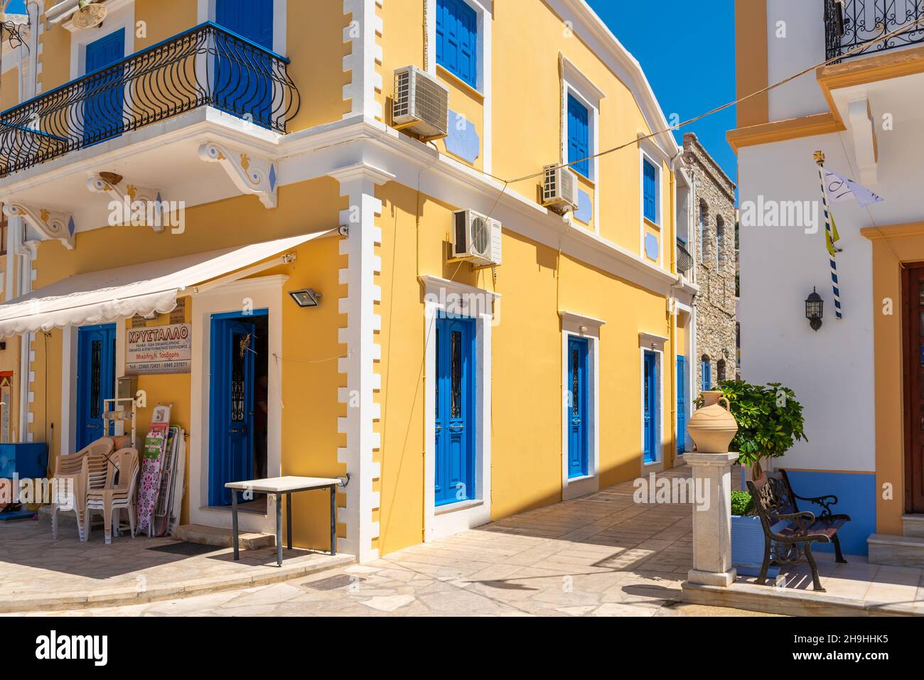 SYMI, Griechenland - 15 Mai, 2018: die schöne Architektur der Insel Symi. Griechenland Stockfoto