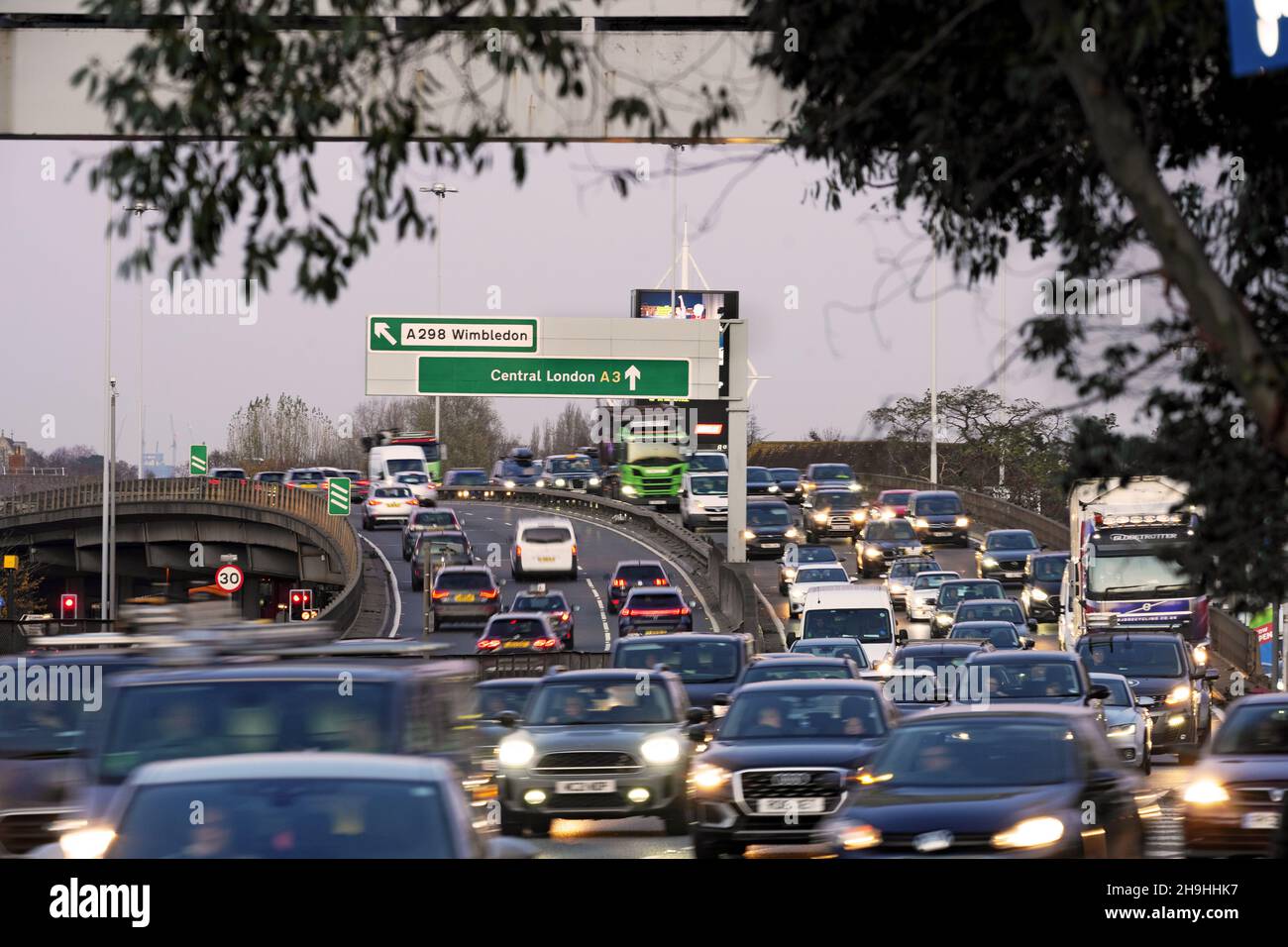 Geschäftiger Pendlerverkehr am frühen Abend auf der A3 Trunk Road an Shannon’s Corner, der von London aus abfährt. Stockfoto