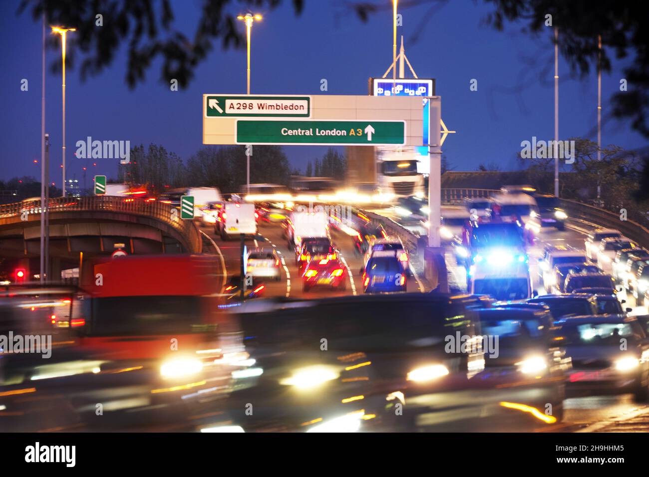 Geschäftiger Pendlerverkehr am frühen Abend auf der A 3 Trunk Road an Shannons Corner New Malden Greater London. Stockfoto