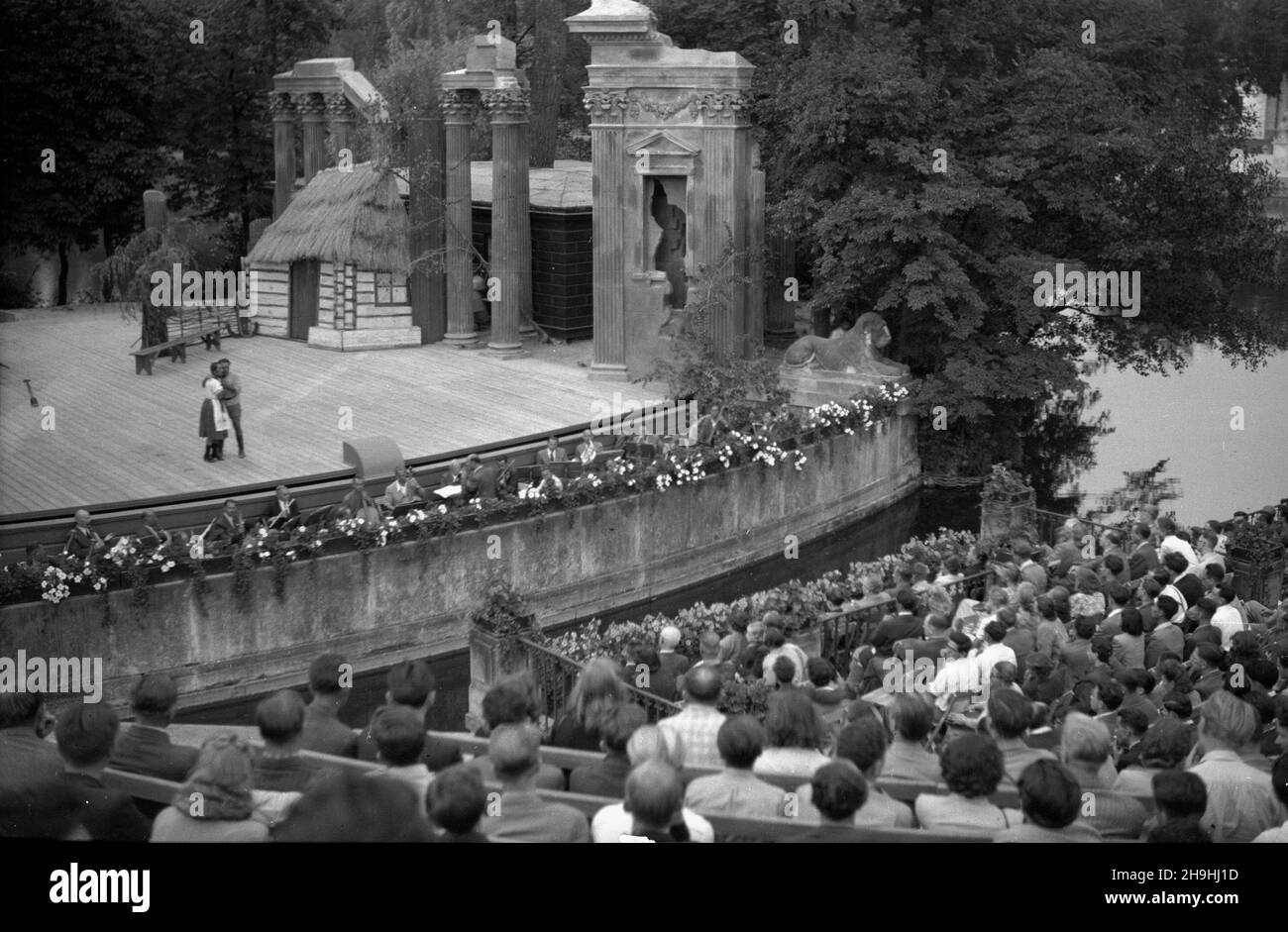 Warszawa, 1948-08. Miêdzynarodowa Konferenzencja M³odzie¿y Pracuj¹cej (Weltverband der Demokratischen Jugend), 8-14 Sirpnia. NZ. Delegaci podczas spektaklu w Teatrze na Wyspie w £azienkach Królewskich. ka PAP Dok³adny dzieñ wydarzenia nieustalony. Warschau, 1948. August. Internationale Konferenz der Weltföderation der Demokratischen Jugend, 8.-14. August. Im Bild: Delegierte während einer Aufführung im Theater auf der Insel im Royal Lazienki Park. ka PAP Stockfoto