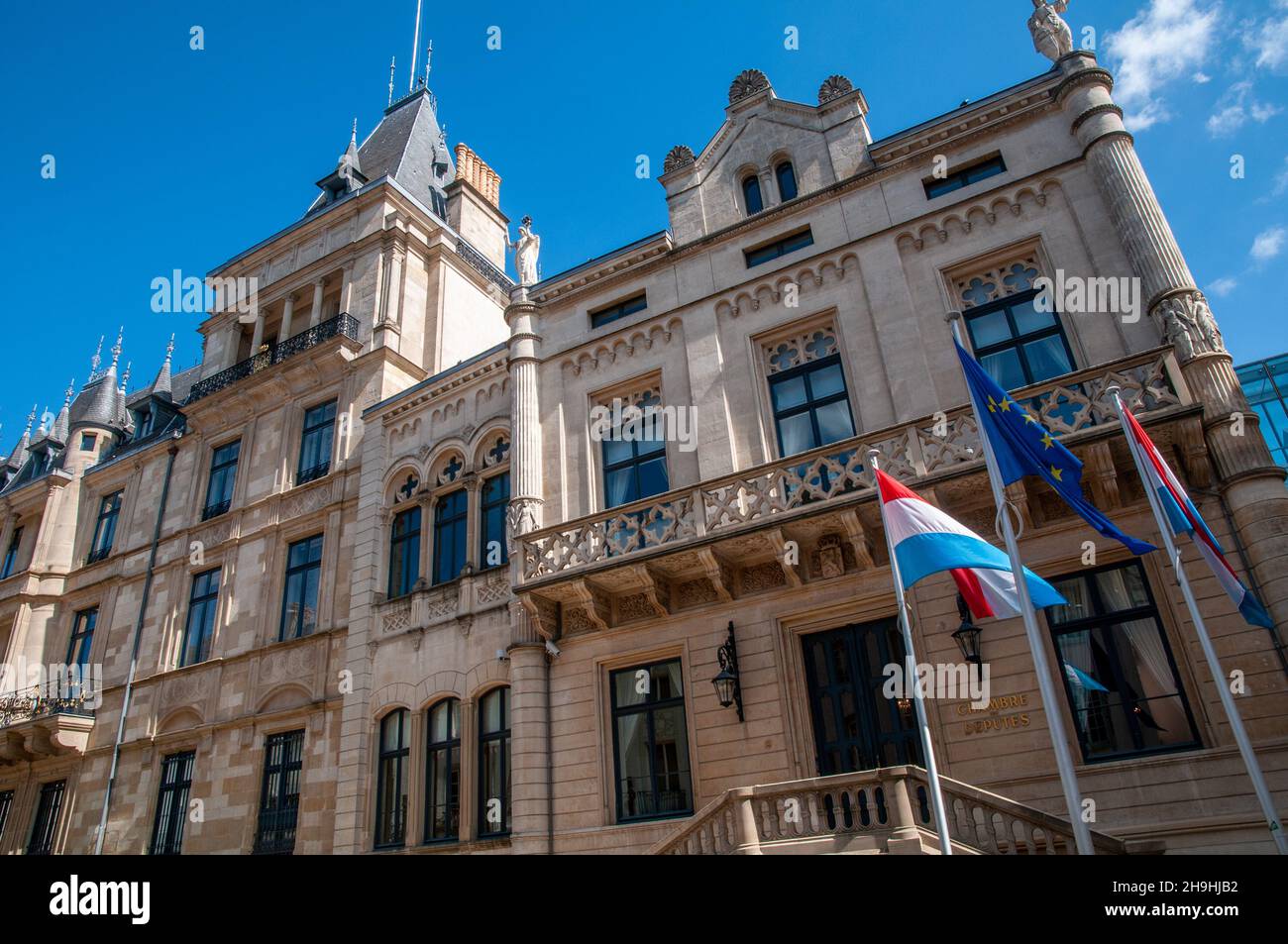 Das große Gebäude der Abgeordnetenkammer in der Rue du Marché-aux-Herbes in Luxemburg. Stockfoto