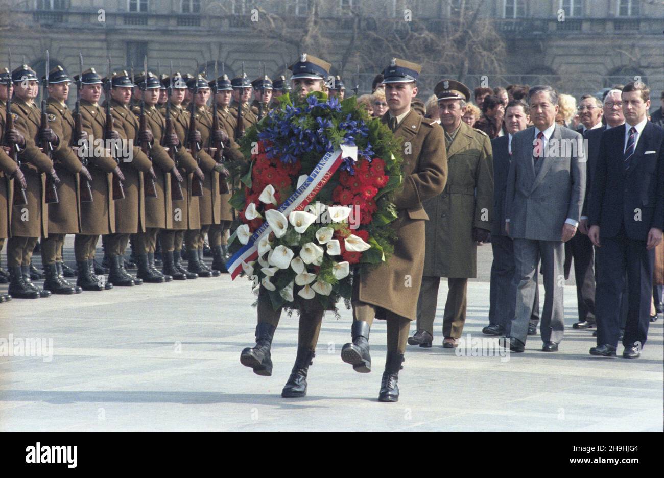 Warszawa 10.04.1987. Wizyta ministra spraw zagranicznych Francji Jeana-Bernarda Raimonda (10-11.04.1987). Nz. Jean-Bernard Raimond (4P) sk³ada wieniec na p³ycie Grobu Nieznanego ¯o³nierza. ka PAP/Jan Morek Warschau, 11. April 1987. Der französische Außenminister Jean-Bernard Raimond besucht Polen (10.-11. April). Im Bild: Jean-Bernard Raimond (4th von rechts) legt einen Kranz am Grab des unbekannten Soldaten. ka PAP/Jan Morek Stockfoto