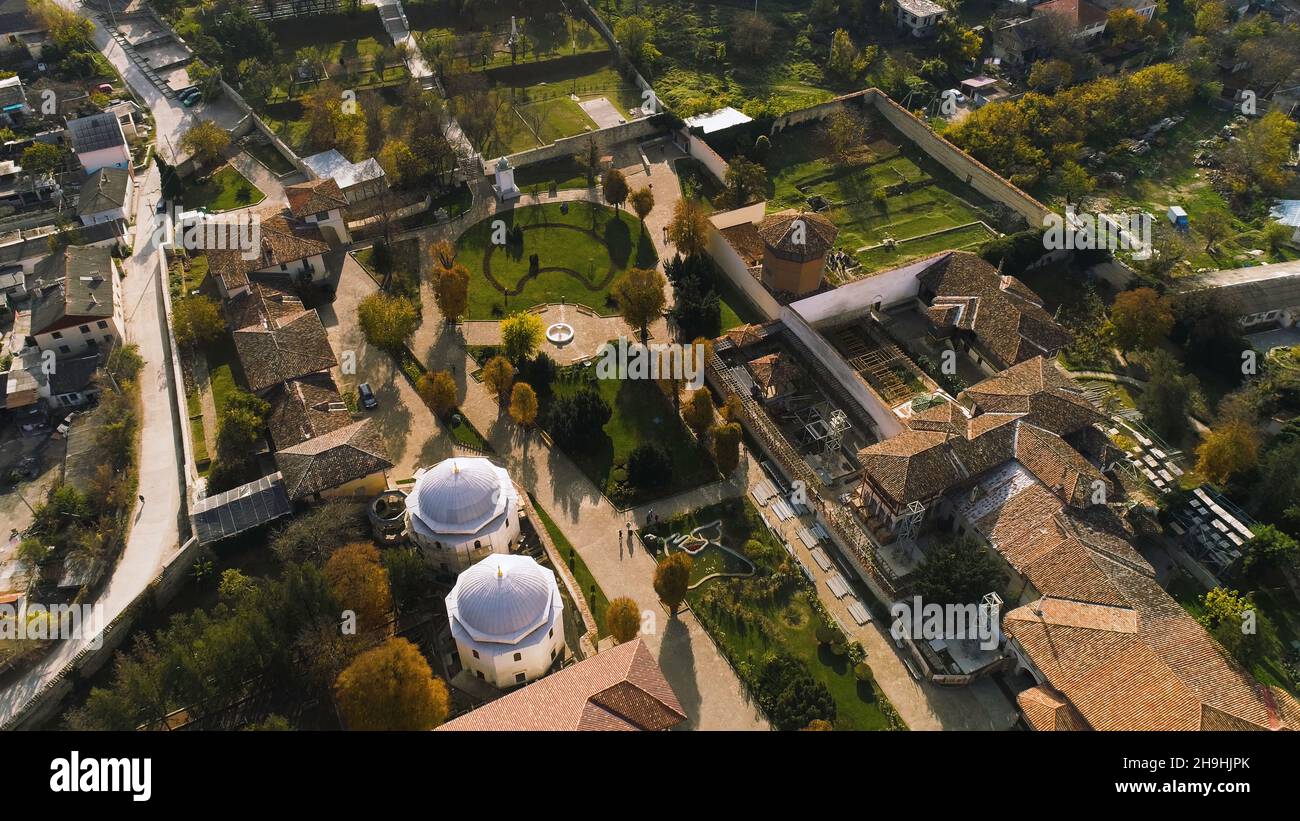 Blick von oben auf den grünen kleinen privaten Park in der Stadt. Aufnahme. Die farbenfrohe Altstadt liegt in einer abgeschiedenen Gegend, umgeben von Bergen. Stockfoto