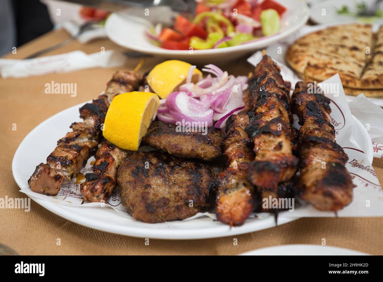 Traditionelles handgemachtes Souvlaki, saftiges Schweinefleisch gut gekocht in griechischer Taverne, Larissa 12-6-2021 Stockfoto