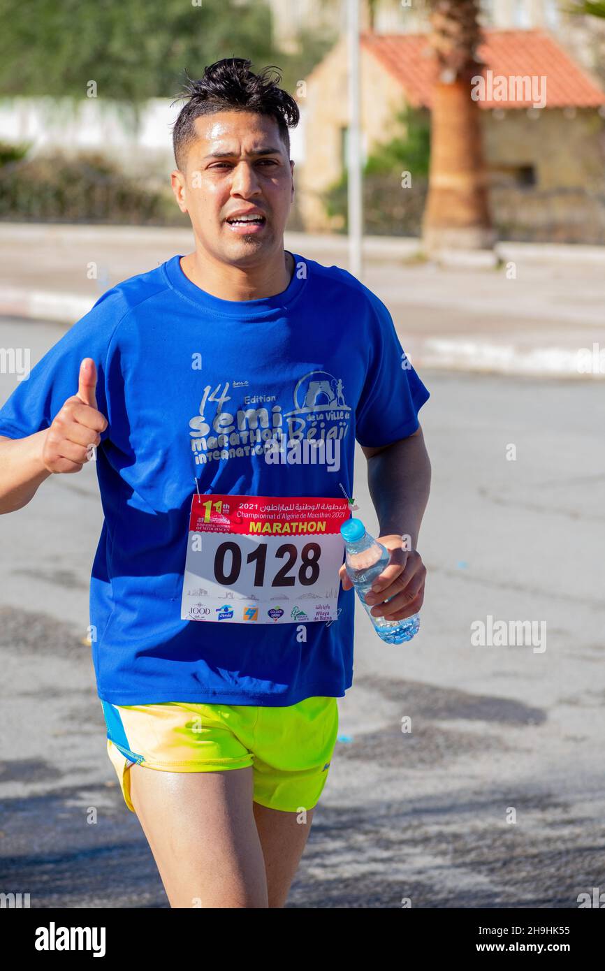 El Madher, Batna, Algerien - 12-04-2021: Läufer, die nach 22 km von Batna City nach El Madher Ci um den Sieg beim Medghacen International Marathon kämpfen Stockfoto