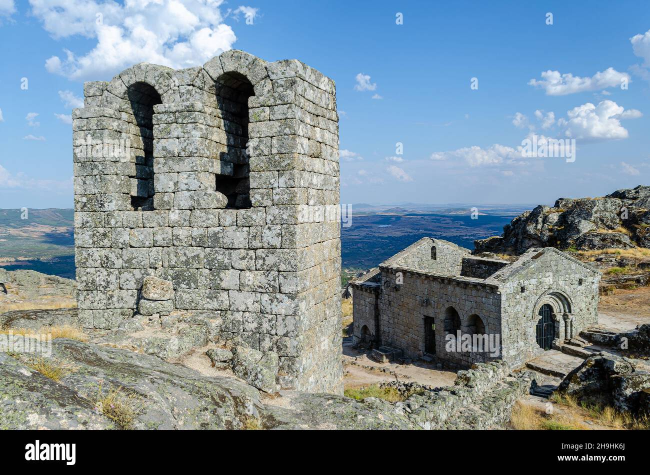 Mittelalterliche romanische Kirche von Sao Miguel do Castelo, Monsanto. Historisches Dorf in Portugal. Stockfoto