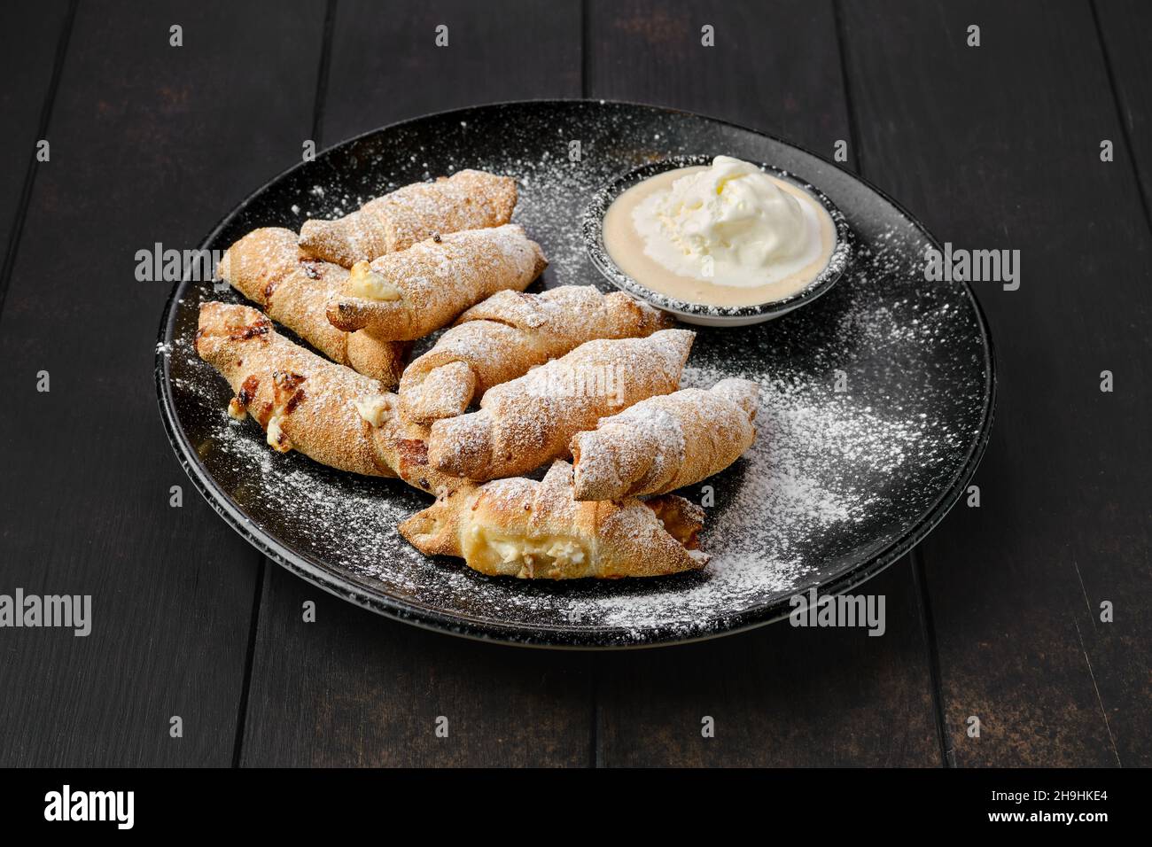 Mini-Croissant mit Banane und Birne mit Eiscreme Stockfoto
