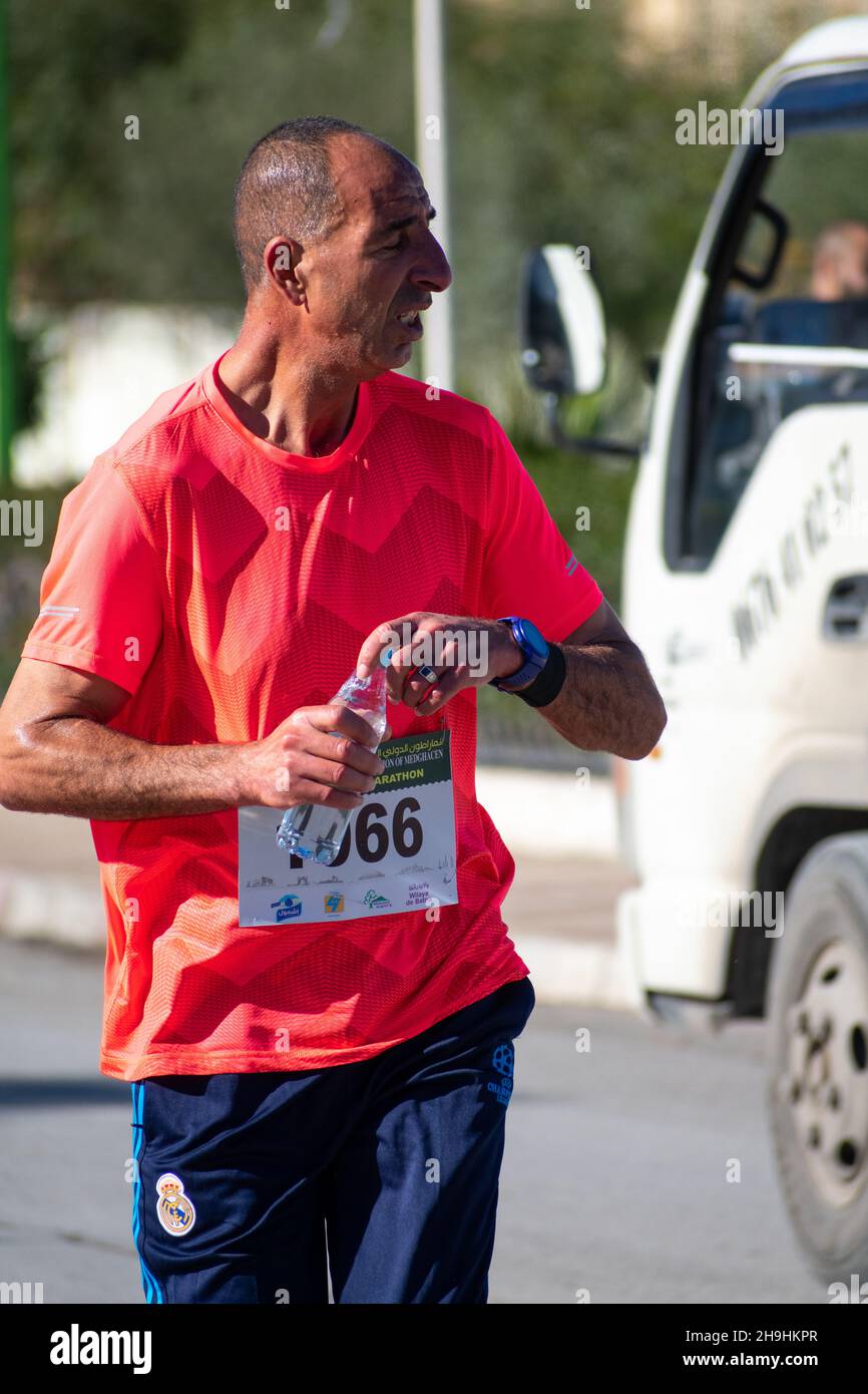 El Madher, Batna, Algerien - 12-04-2021: Läufer, die nach 22 km von Batna City nach El Madher Ci um den Sieg beim Medghacen International Marathon kämpfen Stockfoto