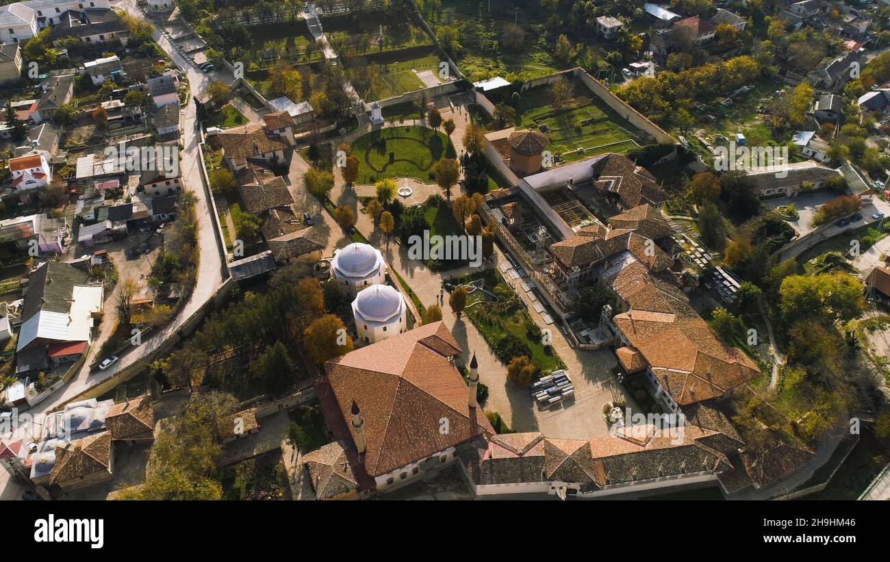 Blick von oben auf den grünen kleinen privaten Park in der Stadt. Aufnahme. Die farbenfrohe Altstadt liegt in einer abgeschiedenen Gegend, umgeben von Bergen. Stockfoto