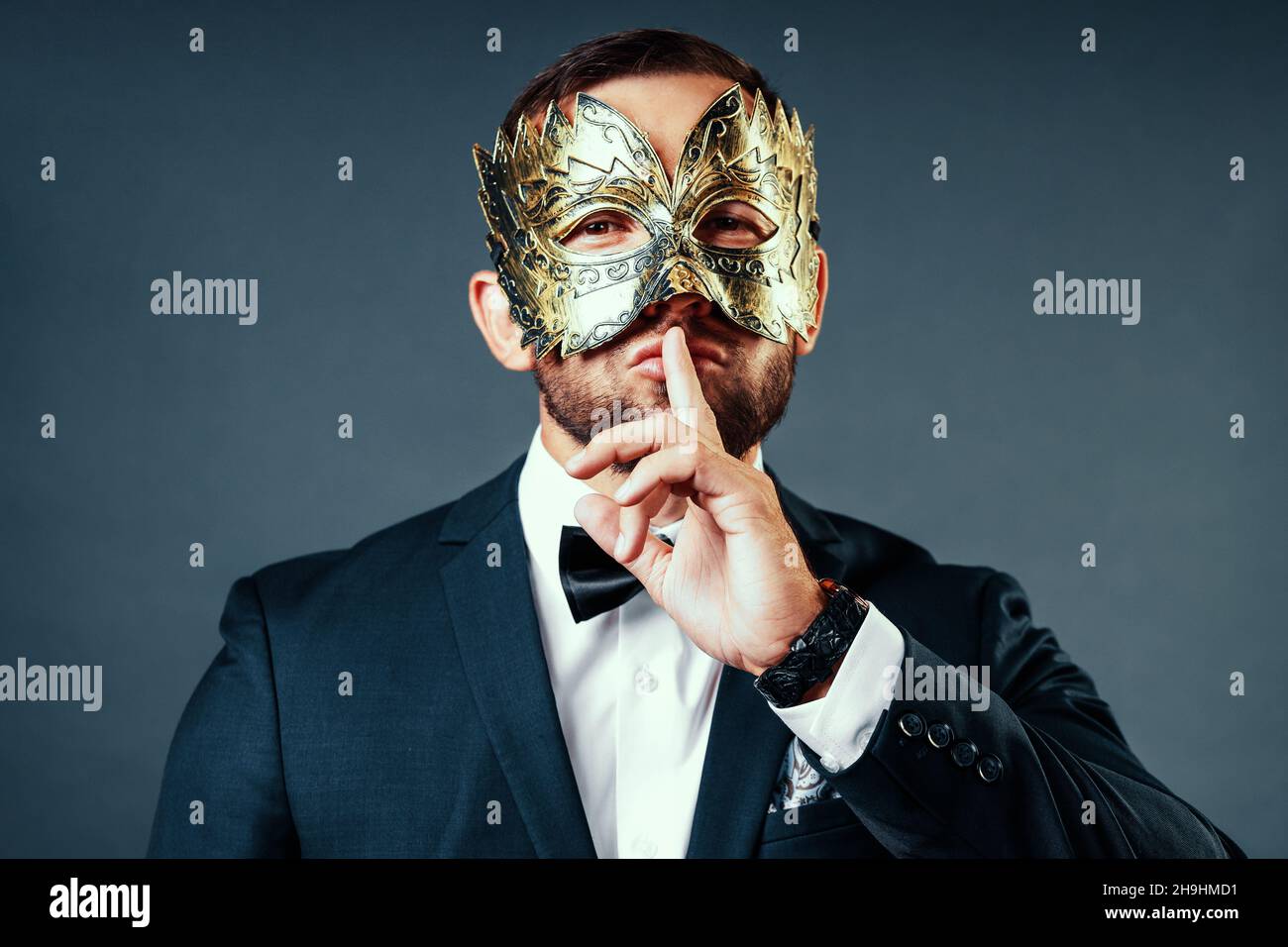 Weißer Mann mit kaukasischem Aussehen in schwarzer Jacke und weißem Hemd mit Maske im Gesicht. Dies ist ein Studioporträt des 30-40-jährigen Mannes. Konzept des Geheimnisses und Geheimnis des Menschen. Fremder in Maske. Stockfoto