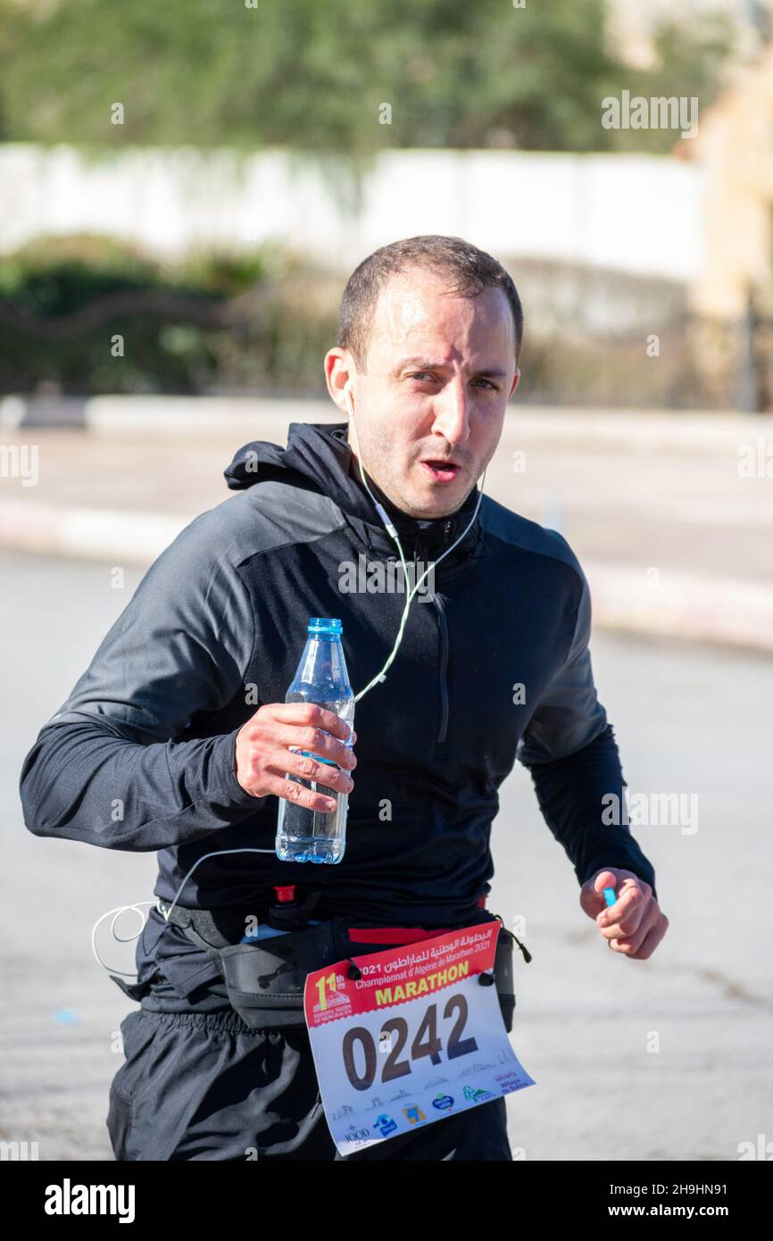 El Madher, Batna, Algerien - 12-04-2021: Läufer, die nach 22 km von Batna City nach El Madher Ci um den Sieg beim Medghacen International Marathon kämpfen Stockfoto