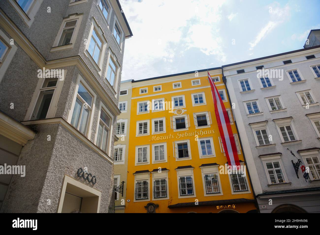 SALZBURG, ÖSTERREICH - 19. Jul 2019: Eine Außenansicht der Mozartflagge und der Gebäude im Stadtzentrum von Salzburg, Österreich Stockfoto