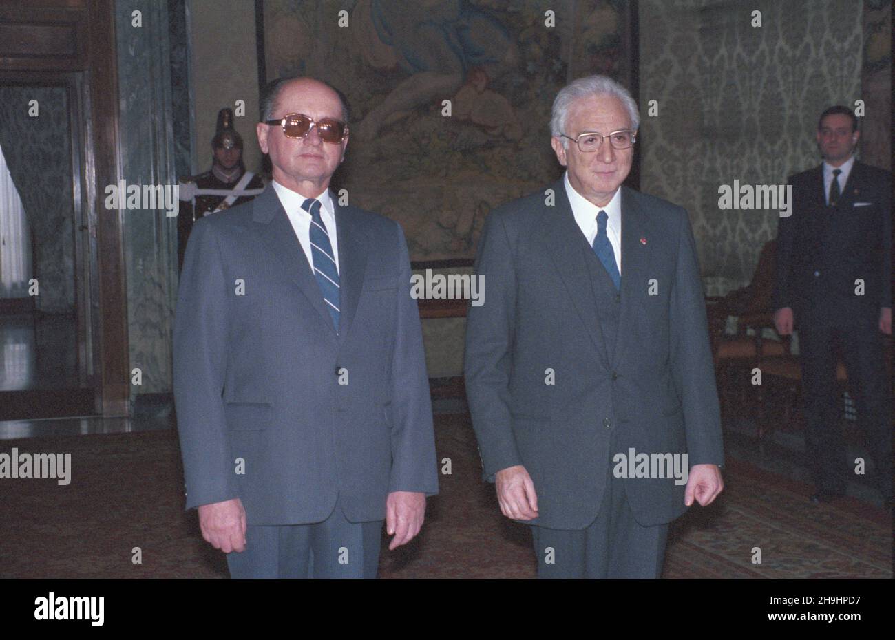 W³ochy Rzym 12.01.1987. Wizyta przewodnicz¹cego Rady Pañstwa Polskiej Rzeczpospolitej Ludowej genera³a Wojciecha Jaruzelskiego (12-14.01.1987) we W³oszech. NZ. gen. Wojciech Jaruzelski (L) podczas spotkania z prezydentem W³och Francesco Cossig¹ (P) w Pa³acu Kwirynalskim. ka PAP/Tadeusz ZagoŸdziñski Italien Rom 12. Januar 1987. General Wojciech Jaruzelski, Vorsitzender des Staatsrats der Polnischen Volksrepublik, besucht Italien (12-14. Januar 1987). Im Bild: General Wojciech Jaruzelski (links) bei einem Treffen mit dem italienischen Präsidenten Francesco Cossiga (rechts) im Quirinal-Palast. Stockfoto