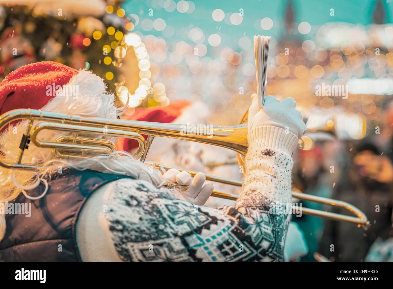 Aufführung des Weihnachtsmann-Musikers mit Noten. Weihnachts- und Silvesterparty Stockfoto