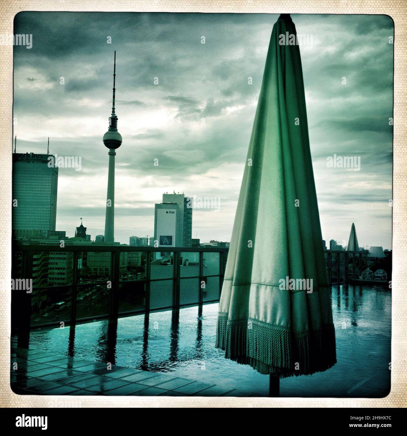 Ein Blick auf den legendären Berliner Fernsehturm, aufgenommen von der Spitze des Soho House (ein Bild, das mit dem Hipstamatic aufgenommen und mit Snapseed als Teil einer Reihe von experimentellen Bildern, die mit dem iPhone aufgenommen und verarbeitet wurden) Stockfoto