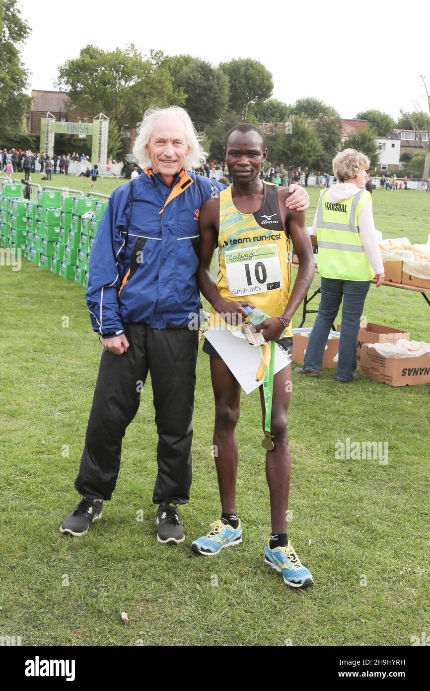 Matthew Kimitaie, der Sieger des Ealing Halbmarathons 2013, mit dem Run-Fast Team Director Peter McHugh de Clare Stockfoto