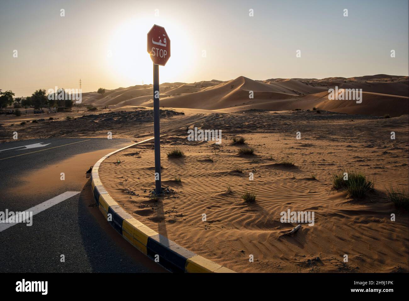 Stoppschild und das Ende der Asphaltstraße in Mleiha, Sharjah, VAE Stockfoto