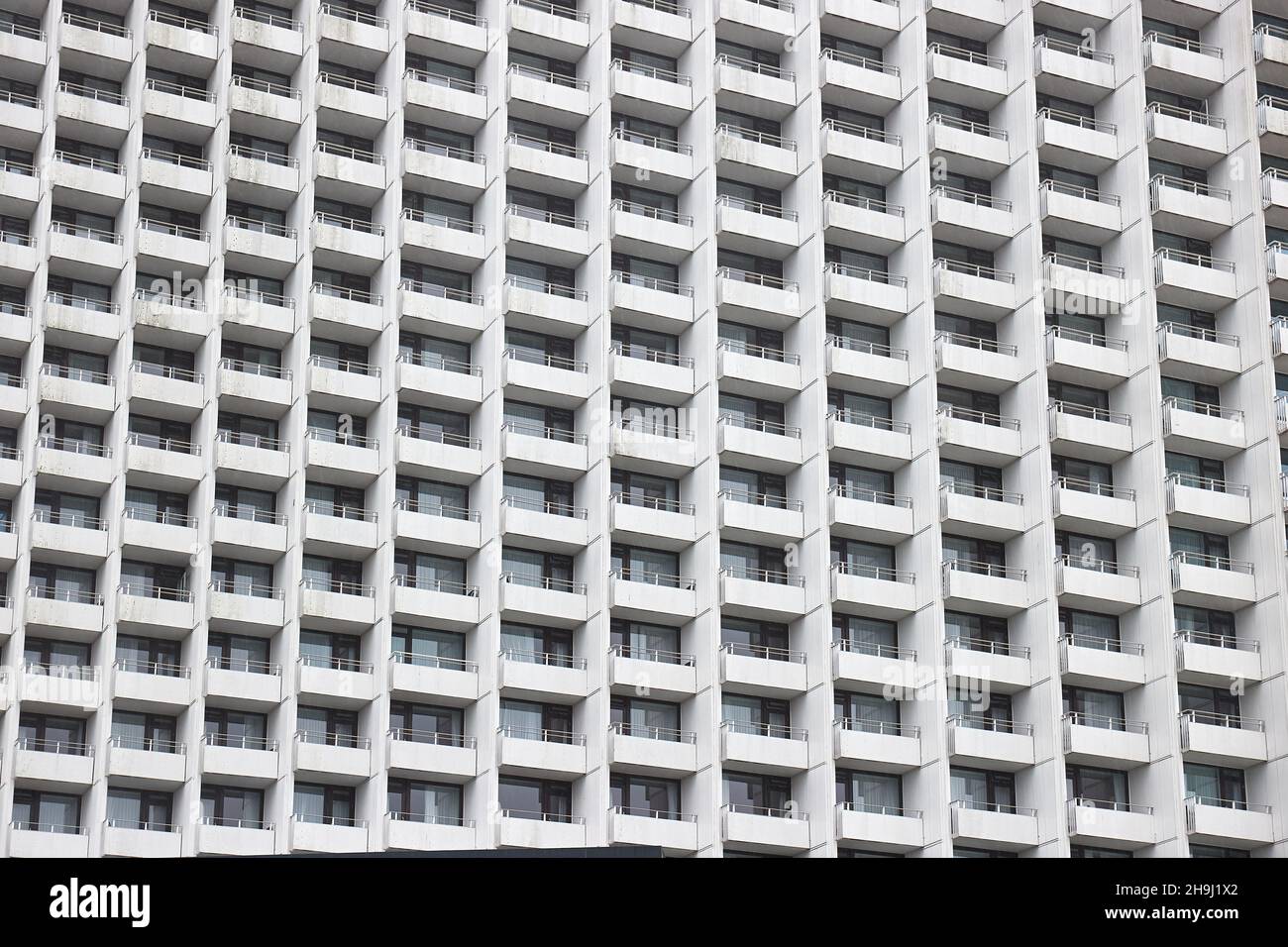 Block von Apartments oder Hotelzimmern Stockfoto