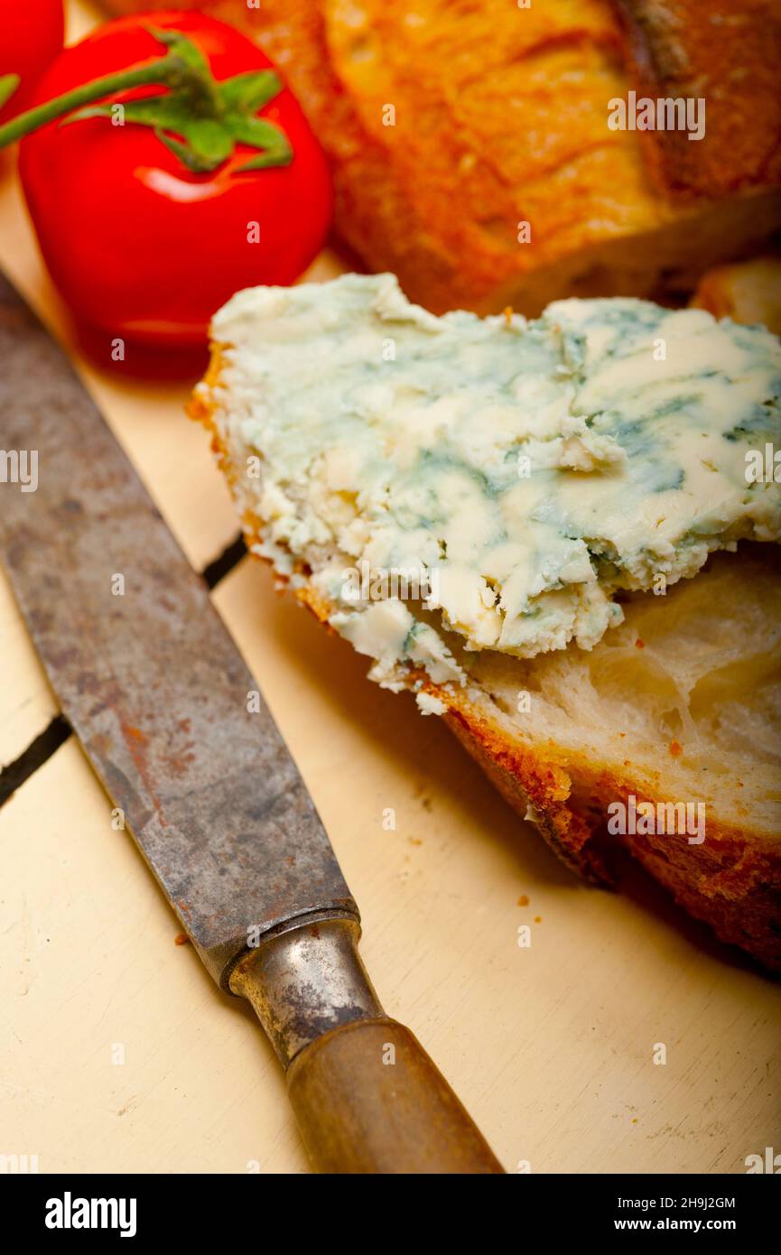 frische Blauschimmelkäse verbreitet Ove französisches Baguette mit Cherry-Tomaten auf Seite Stockfoto