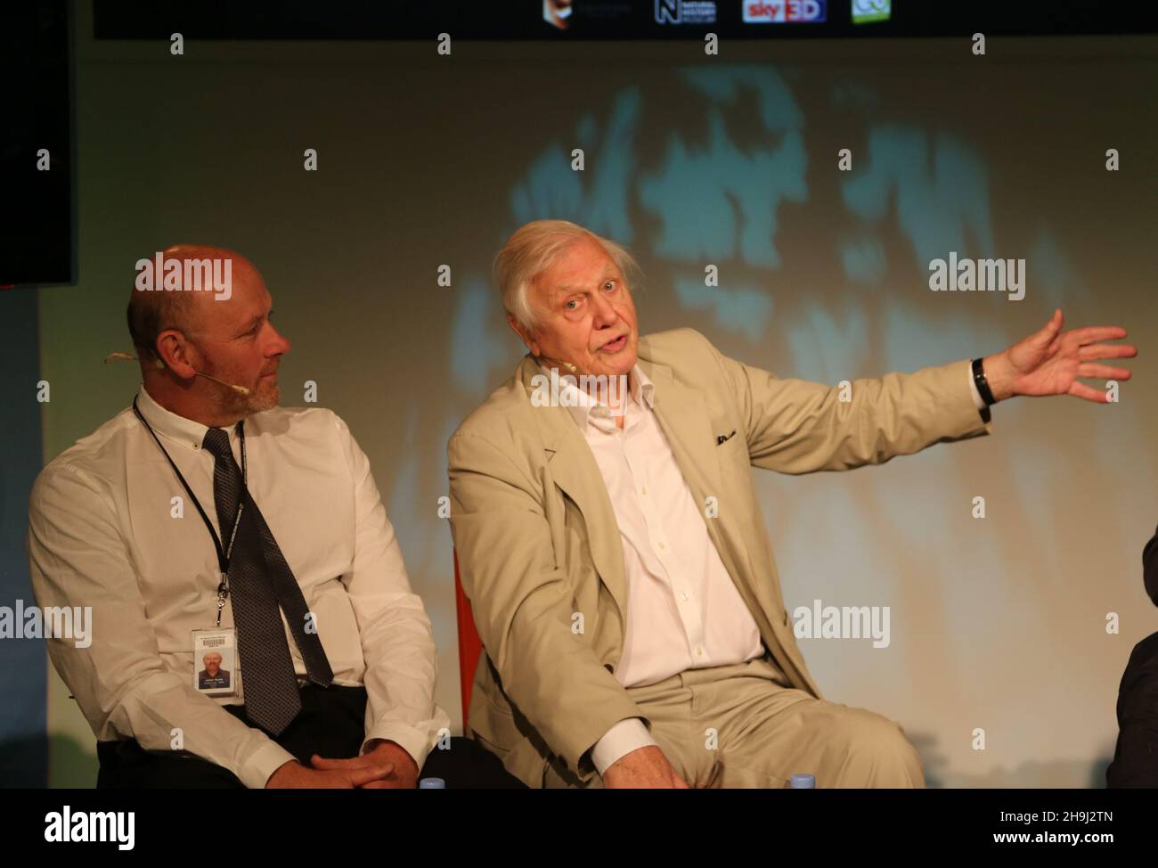 Sir David Attenborough, Anthony Geffen (CEO von Atlantic Productions, rechts) und Julian Hune (Paläontologe, links) bei der Vorstellung der DVD des BAFTA-Preisträgers Alive im Natural History Museum in London Stockfoto