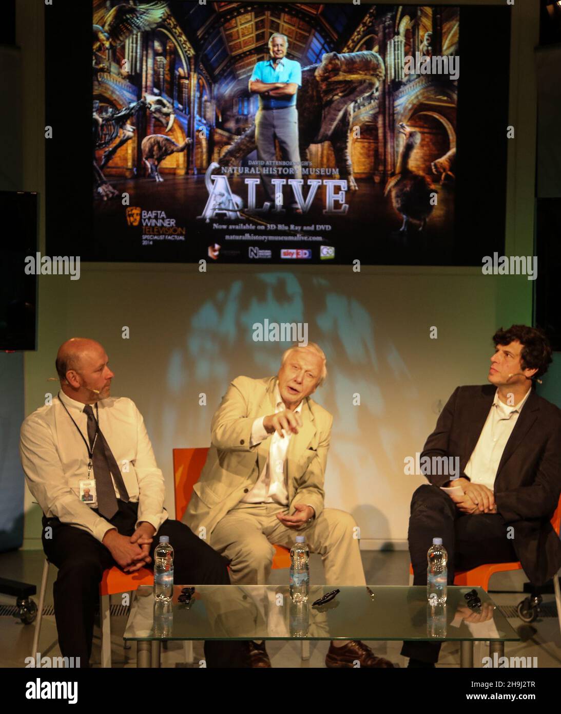 Sir David Attenborough, Anthony Geffen (CEO von Atlantic Productions, rechts) und Julian Hune (Paläontologe, links) bei der Vorstellung der DVD des BAFTA-Preisträgers Alive im Natural History Museum in London Stockfoto