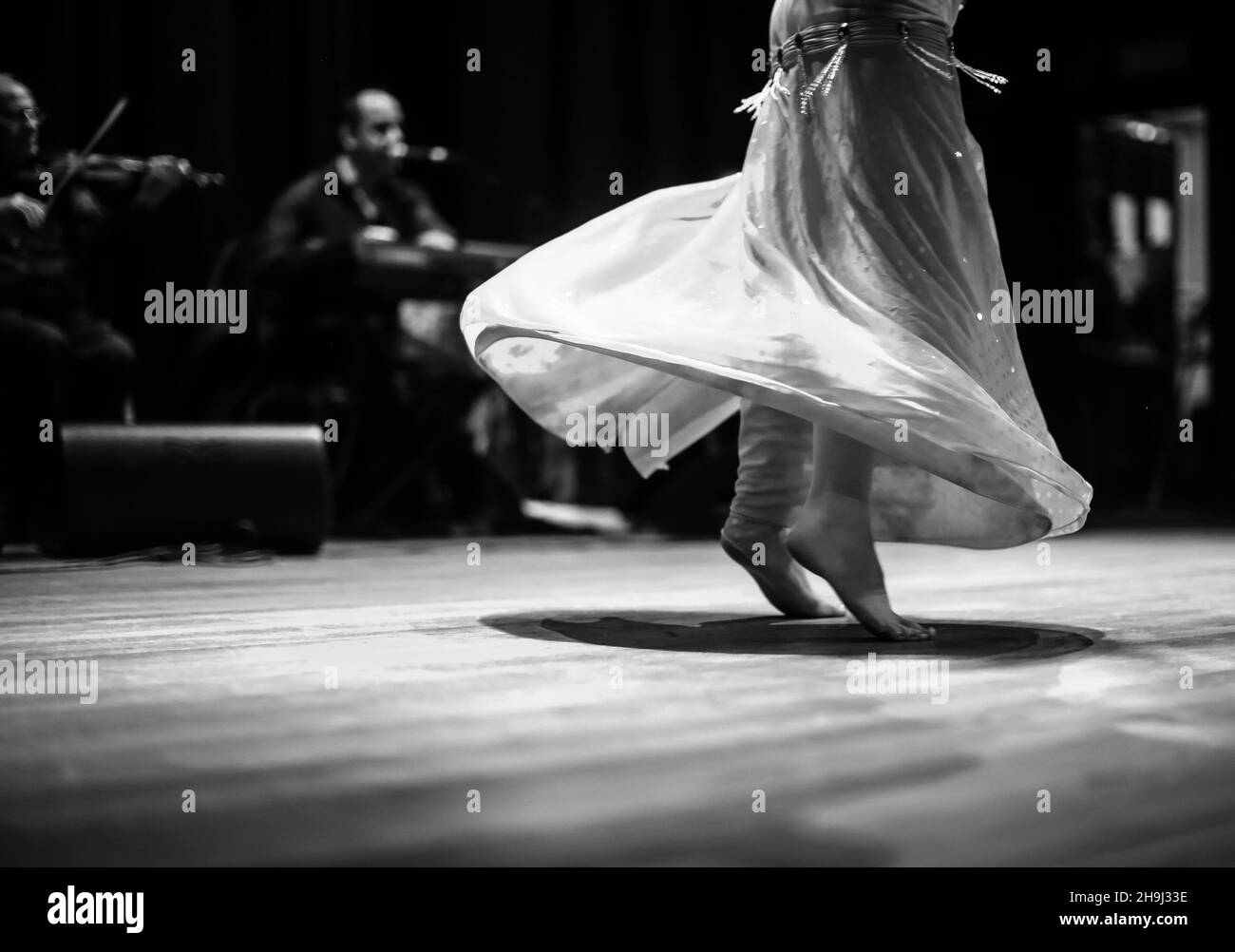 Die arabische Tanzgruppe Arab Quarter hält ihre vierteljährliche Show in der Islington Assembly Hall in London ab Stockfoto