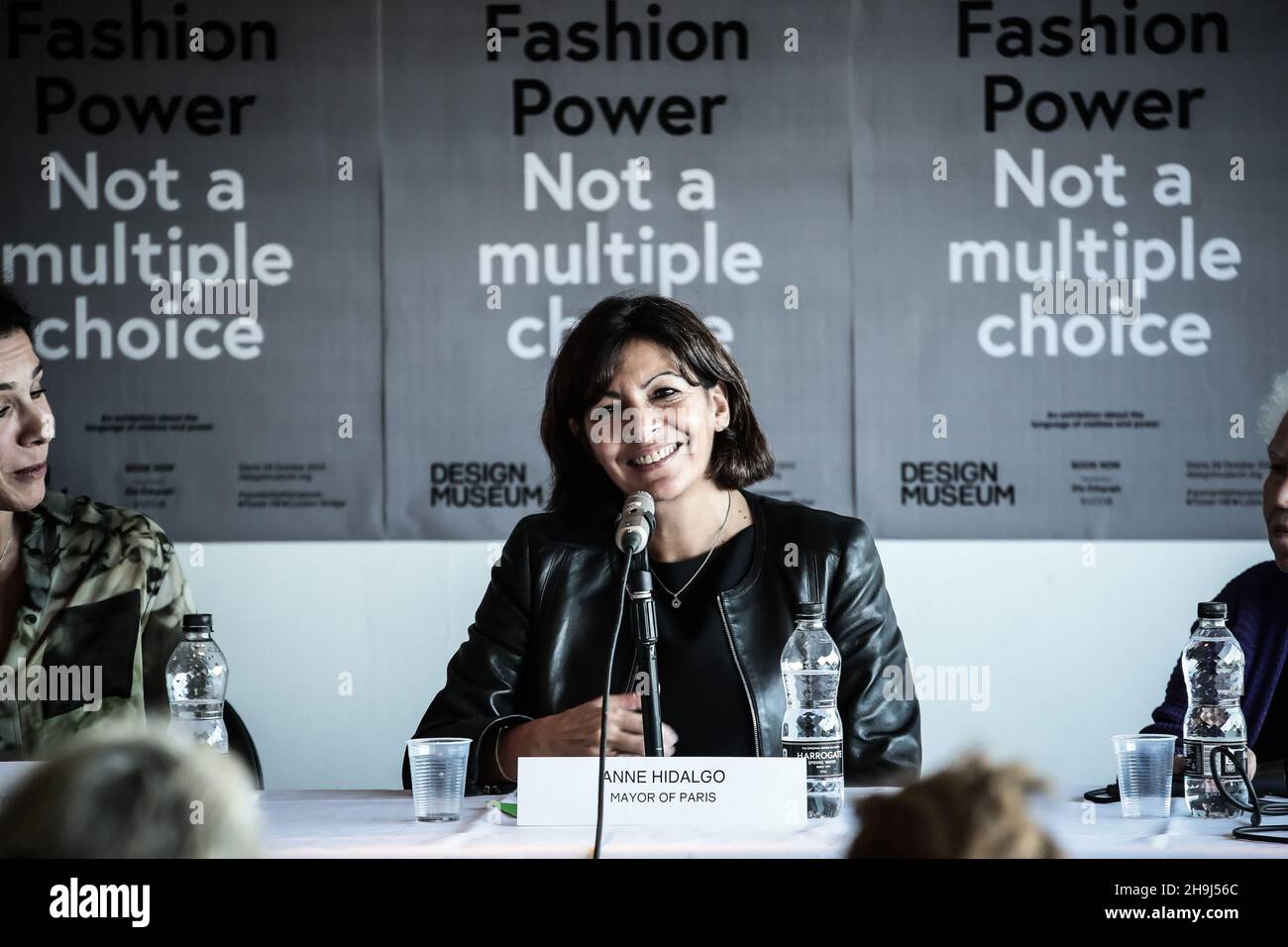 Die Bürgermeisterin von Paris, Anne Hidalgo, sprach bei der Eröffnung der Women Fashion Power Ausstellung im Design Museum in London Stockfoto