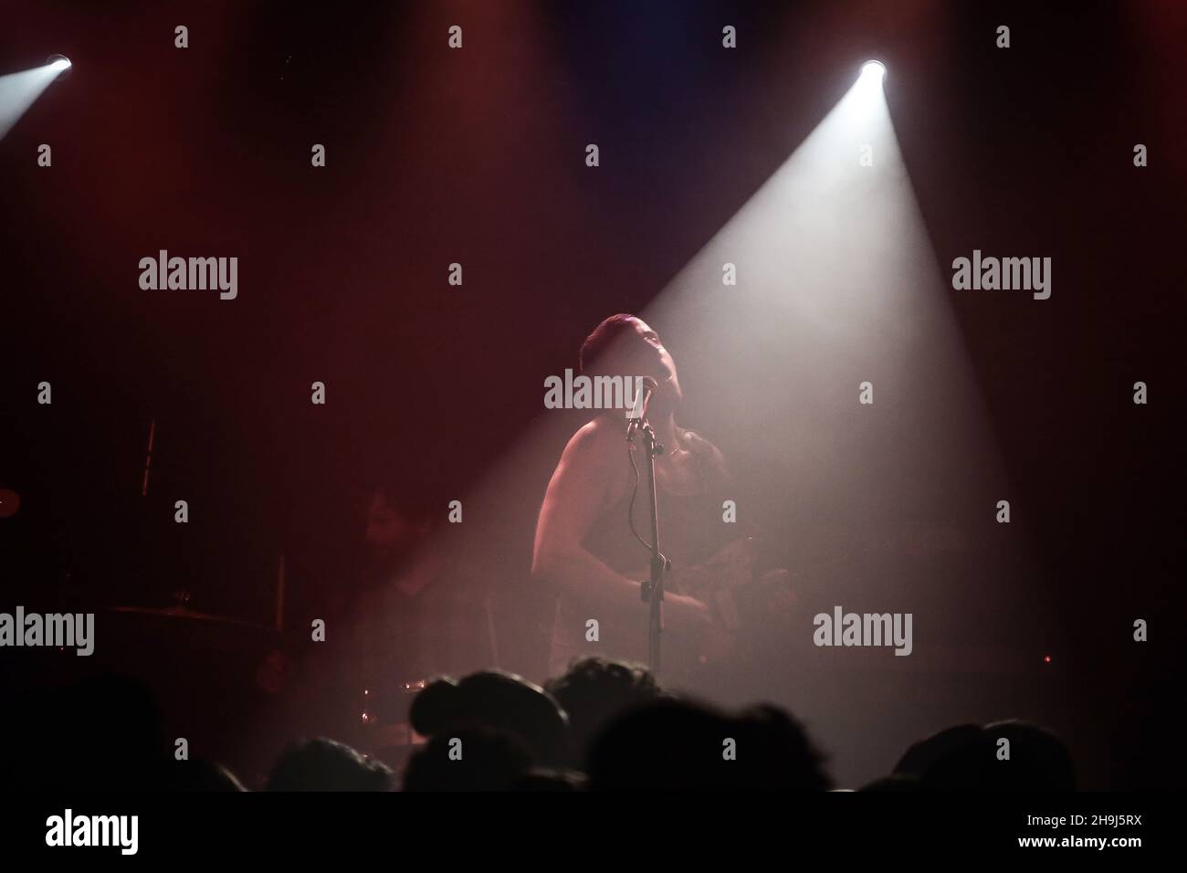 Joseph D'Agostino von der New Yorker Indie-Band Cymbals Eat Guitars live auf der Bühne der Garage im Norden Londons während des ersten Termins ihrer Europa-Tour. Stockfoto