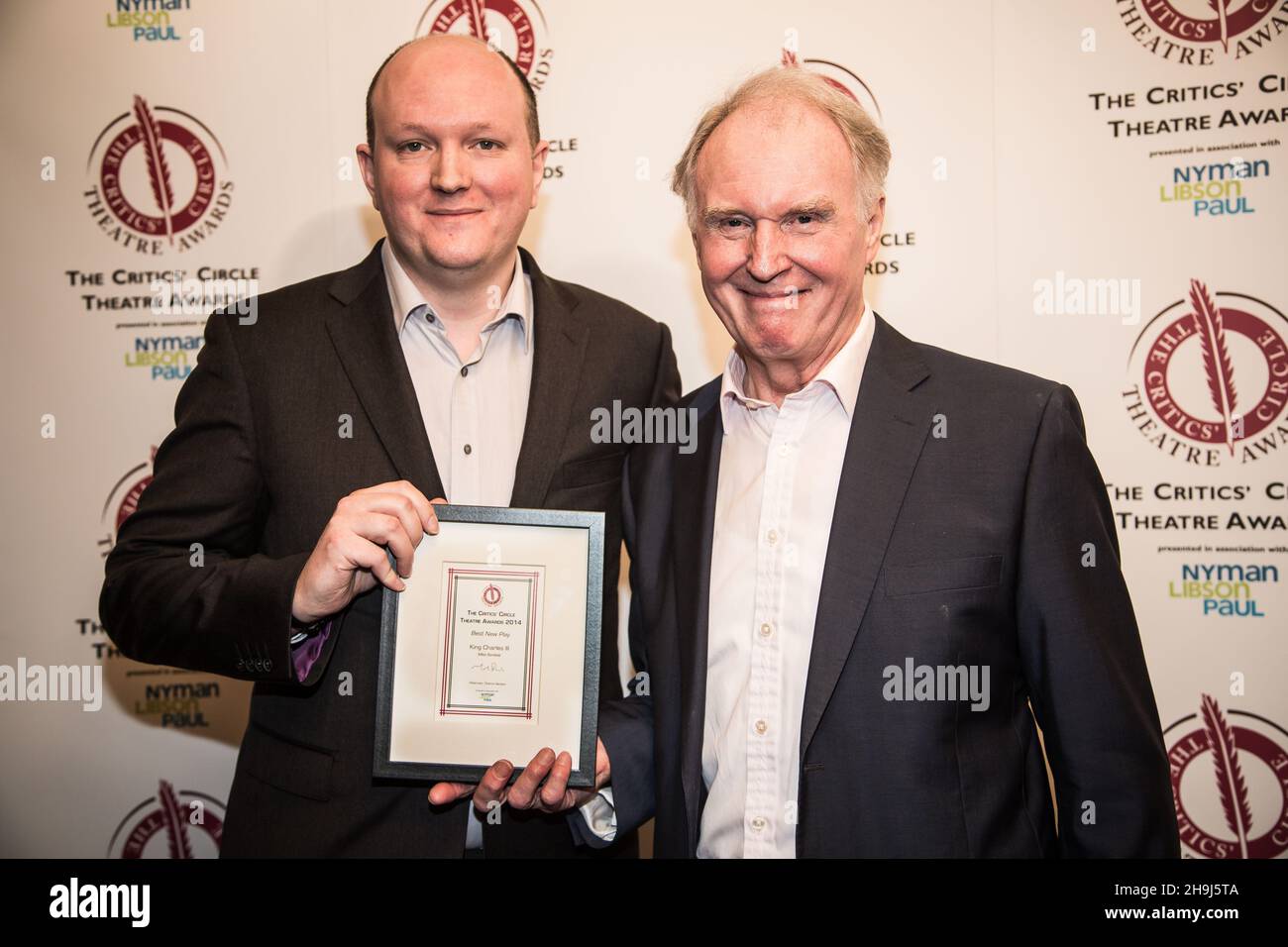 Mike Bartlett (links) und Tim Pigott-Smith, nachdem sie den Preis für das beste neue Theaterstück für König Charles III bei den Critics' Circle Theatre Awards 2014 im Prince of Wales Theatre, London, erhalten hatten Stockfoto