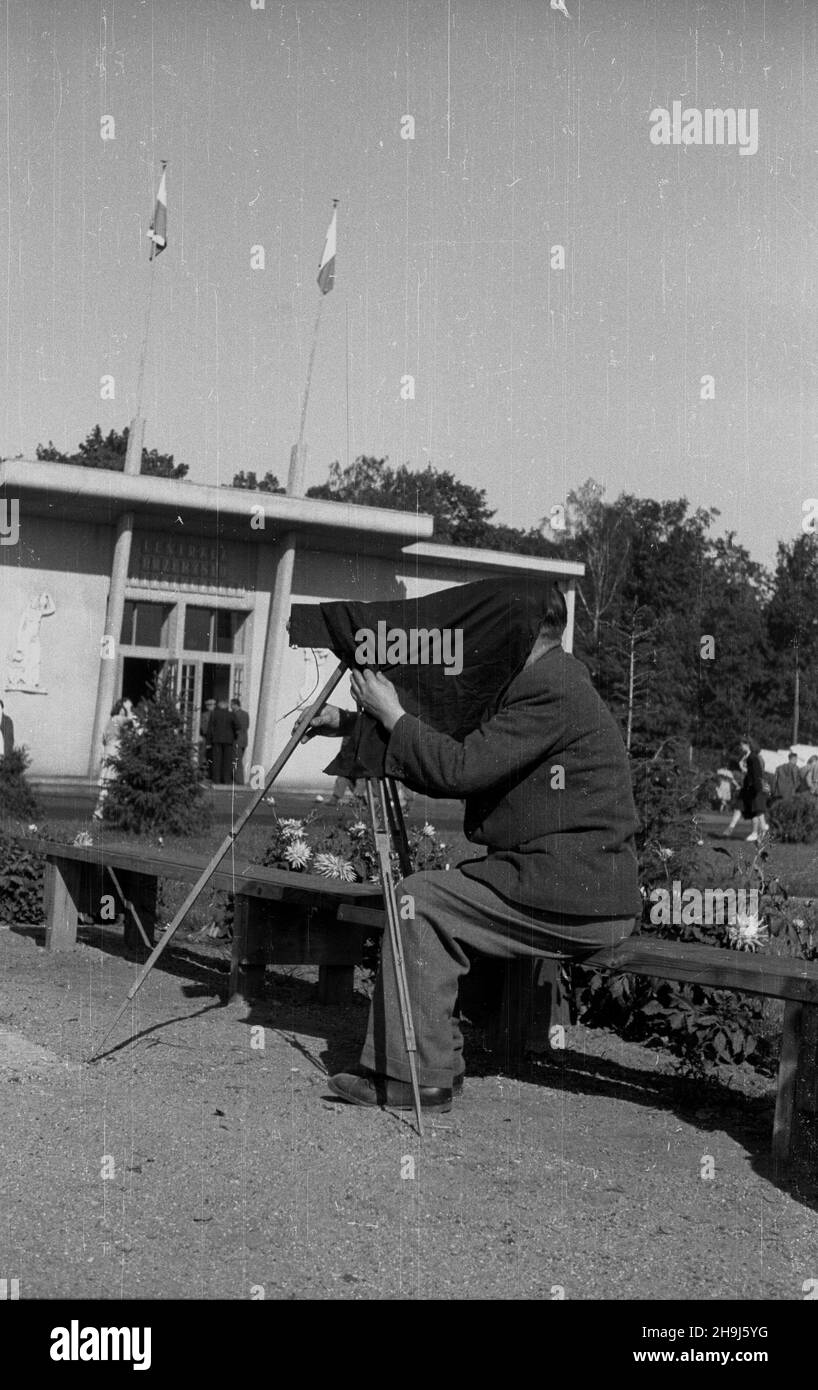 Wroc³aw, 1948-08. W dniach od 21 lipca do 31 paŸdziernika odbywa³a siê Wystawa Ziem Odzyskanych. By³ to cykl wystaw i imprez propagandowych, który mia³ na celu pokazanie osi¹gniêæ Polski Ludowej w odbudowie ziem przy³¹czonych po II wojnie œwiatowej. NZ. fotograf na terenie B WZO. W le Pawilon Centrali Przemys³u Artystycznego. msa PAP Dok³adny dzieñ wydarzenia nieustalony. Breslau, 1948. August. Die Ausstellung der wiedergewonnenen Gebiete (Juli 21 bis Oktober 31) war eine Reihe von Propagandaausstellungen und Veranstaltungen, die organisiert wurden, um die Errungenschaften der Polnischen Volksrepublik in t zu demonstrieren Stockfoto