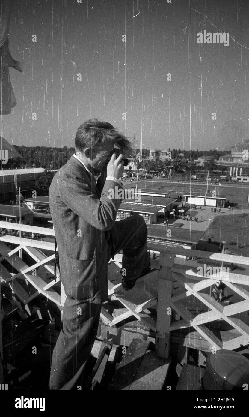 Wroc³aw, 1948-08. W dniach od 21 lipca do 31 paŸdziernika odbywa³a siê Wystawa Ziem Odzyskanych. By³ to cykl wystaw i imprez propagandowych, który mia³ na celu pokazanie osi¹gniêæ Polski Ludowej w odbudowie ziem przy³¹czonych po II wojnie œwiatowej. NZ. Betreiber Filmu Polskiego, Fotoreporter Jerzy Baranowski. msa PAP Dok³adny dzieñ wydarzenia nieustalony. Breslau, 1948. August. Die Ausstellung der wiedergewonnenen Gebiete (Juli 21 bis Oktober 31) war eine Reihe von Propagandaausstellungen und Veranstaltungen, die organisiert wurden, um die Errungenschaften der Polnischen Volksrepublik beim Wiederaufbau der Republik Polen zu demonstrieren Stockfoto