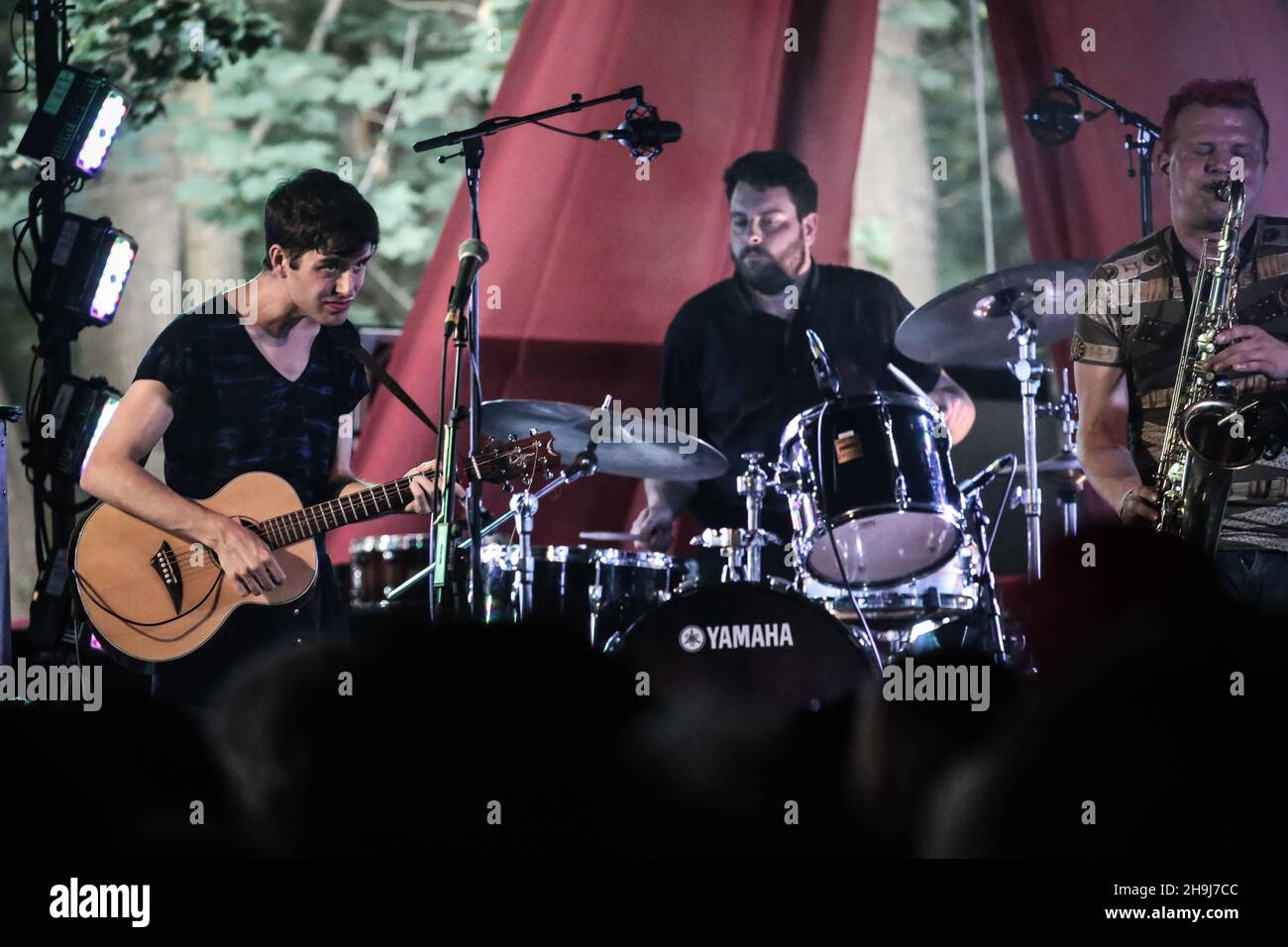 Ezra Furman und die Freunde treten live auf der iARENA Bühne auf der Ausgabe 10th (2015) des Latitude Festivals in Southwold, Suffolk Stockfoto