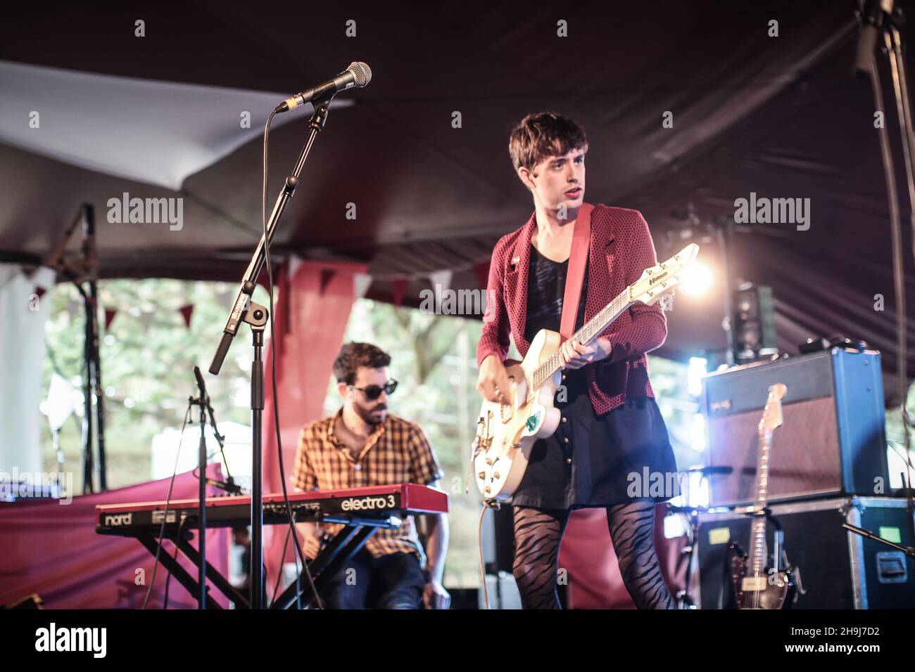 Ezra Furman und die Freunde treten live auf der iARENA Bühne auf der Ausgabe 10th (2015) des Latitude Festivals in Southwold, Suffolk Stockfoto