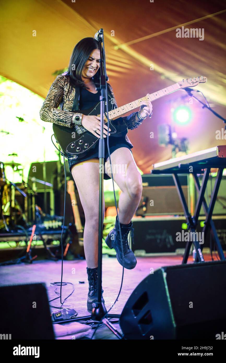 Nadine Shah spielt live auf der Bühne beim Latitude Festival 10th (2015) in Southwold, Suffolk Stockfoto