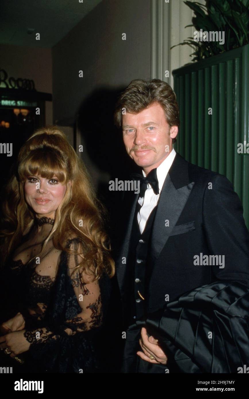 Charo und ihr Ehemann Kjell Rasten nehmen am 6. Februar 1983 an der von Jim Nabors veranstalteten Mavis Nabors Geburtstagsparty im Crystal Room, Beverly Hills Hotel in Beverly Hills, Kalifornien, Teil. . Quelle: Ralph Dominguez/MediaPunch Stockfoto