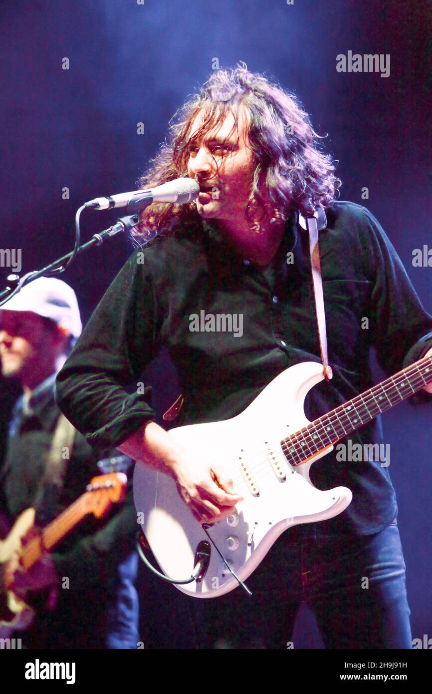 Adam Granduciel von The war on Drugs mit der Sonntagabend-Bühne im Wald bei der Ausgabe 10th des End of the Road Festivals in den Larmar Tree Gardens in Dorset Stockfoto